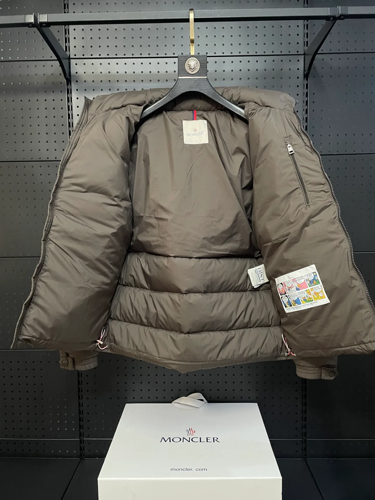 P840 🆕❤️2️⃣0️⃣2️⃣4️⃣🆕Premium down⬆️Moncler Solayan men's three-color trim short down jacket. Premium goose down filling. The finest, lightest and neatest fabric. Solayan men's short down jacket is decorated with seasonal iconic stripe details, blending sportsmanship and timeless style.  The Solayan down jacket is made of micro chic fabric and has a tough square shape design, highlighting Moncler's sporty spirit. This cropped down jacket features tricolor stripes on the sleeves, a seasonal take on the brand's signature. Comes with a practical pull-out hood. Details •Made from micro chic nylon fabric •Micro chic nylon lining •Down filled •Pull-out hood •Zip closure •Zip pockets •Adjustable cuffs •Elastic drawstring hem •Tri-color trim on sleeves Size: 1-5 Color: White Dark Brown Black