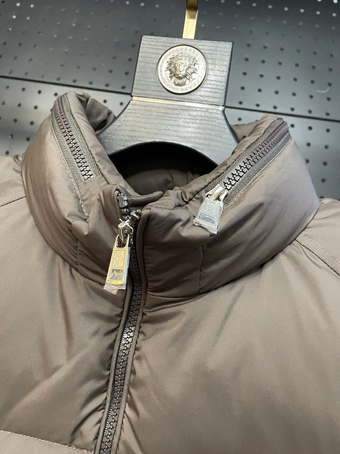P840 🆕❤️2️⃣0️⃣2️⃣4️⃣🆕Premium down⬆️Moncler Solayan men's three-color trim short down jacket. Premium goose down filling. The finest, lightest and neatest fabric. Solayan men's short down jacket is decorated with seasonal iconic stripe details, blending sportsmanship and timeless style.  The Solayan down jacket is made of micro chic fabric and has a tough square shape design, highlighting Moncler's sporty spirit. This cropped down jacket features tricolor stripes on the sleeves, a seasonal take on the brand's signature. Comes with a practical pull-out hood. Details •Made from micro chic nylon fabric •Micro chic nylon lining •Down filled •Pull-out hood •Zip closure •Zip pockets •Adjustable cuffs •Elastic drawstring hem •Tri-color trim on sleeves Size: 1-5 Color: White Dark Brown Black