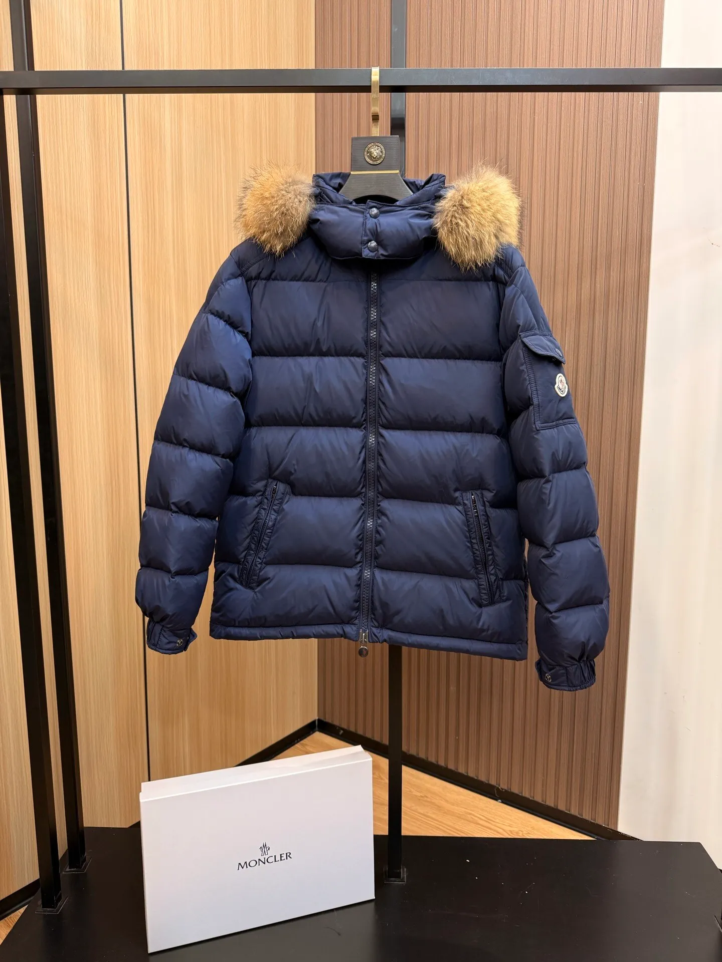 P1040 ⬆️Moncler Mayaf short men's down jacket. The hood is removable. The fur collar is removable. Based on Maya, a removable fur collar is added. The Mayaf men's hooded down jacket is made of functional nylon fabric, and the hood is equipped with removable synthetic material trim.  The Mayaf short down jacket is a reinterpretation of the classic Moncler Maya style in an instantly recognizable silhouette, with a removable hood and adjustable hem. Made from functional fabric with removable synthetic trim on the hood. The sleeves are embellished with classic patch pockets, reflecting the brand's signature style. Details •Made from functional fabric •Technical fabric lining •Down-filled •Push-stud collar •Detachable hood with removable synthetic trim •Zip closure •Zip pockets •Patch pockets with press-stud •Adjustable elastic cuffs •Adjustable drawstring hem