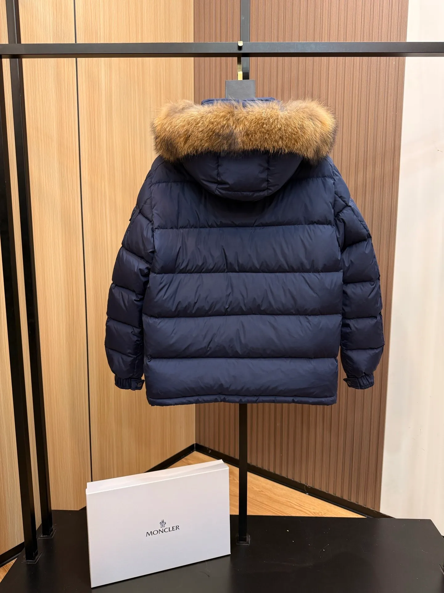 P1040 ⬆️Moncler Mayaf short men's down jacket. The hood is removable. The fur collar is removable. Based on Maya, a removable fur collar is added. The Mayaf men's hooded down jacket is made of functional nylon fabric, and the hood is equipped with removable synthetic material trim.  The Mayaf short down jacket is a reinterpretation of the classic Moncler Maya style in an instantly recognizable silhouette, with a removable hood and adjustable hem. Made from functional fabric with removable synthetic trim on the hood. The sleeves are embellished with classic patch pockets, reflecting the brand's signature style. Details •Made from functional fabric •Technical fabric lining •Down-filled •Push-stud collar •Detachable hood with removable synthetic trim •Zip closure •Zip pockets •Patch pockets with press-stud •Adjustable elastic cuffs •Adjustable drawstring hem