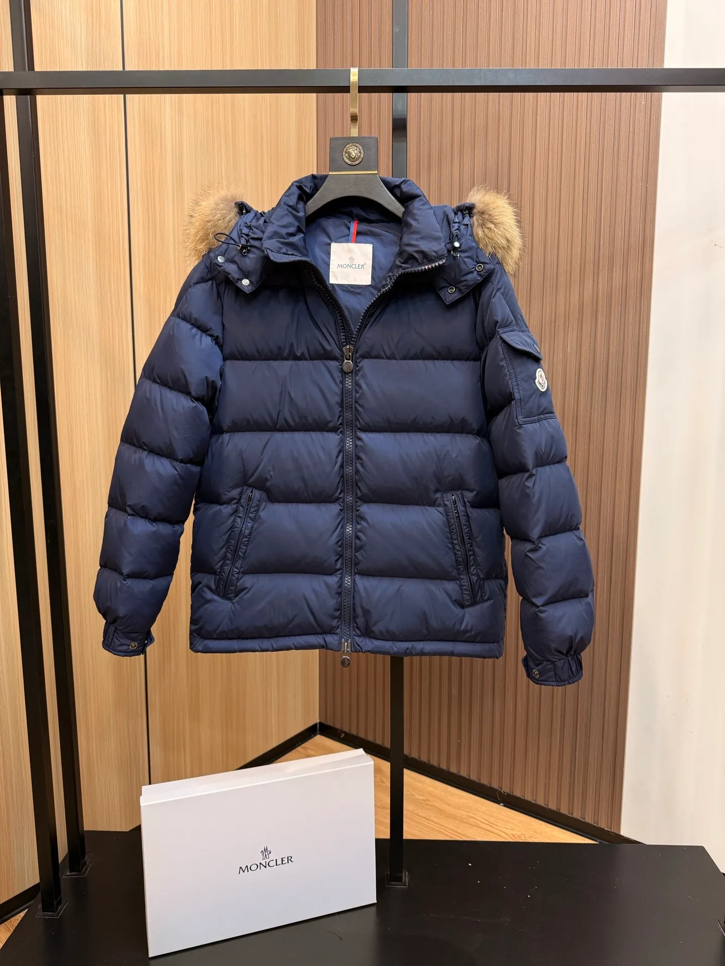 P1040 ⬆️Moncler Mayaf short men's down jacket. The hood is removable. The fur collar is removable. Based on Maya, a removable fur collar is added. The Mayaf men's hooded down jacket is made of functional nylon fabric, and the hood is equipped with removable synthetic material trim.  The Mayaf short down jacket is a reinterpretation of the classic Moncler Maya style in an instantly recognizable silhouette, with a removable hood and adjustable hem. Made from functional fabric with removable synthetic trim on the hood. The sleeves are embellished with classic patch pockets, reflecting the brand's signature style. Details •Made from functional fabric •Technical fabric lining •Down-filled •Push-stud collar •Detachable hood with removable synthetic trim •Zip closure •Zip pockets •Patch pockets with press-stud •Adjustable elastic cuffs •Adjustable drawstring hem