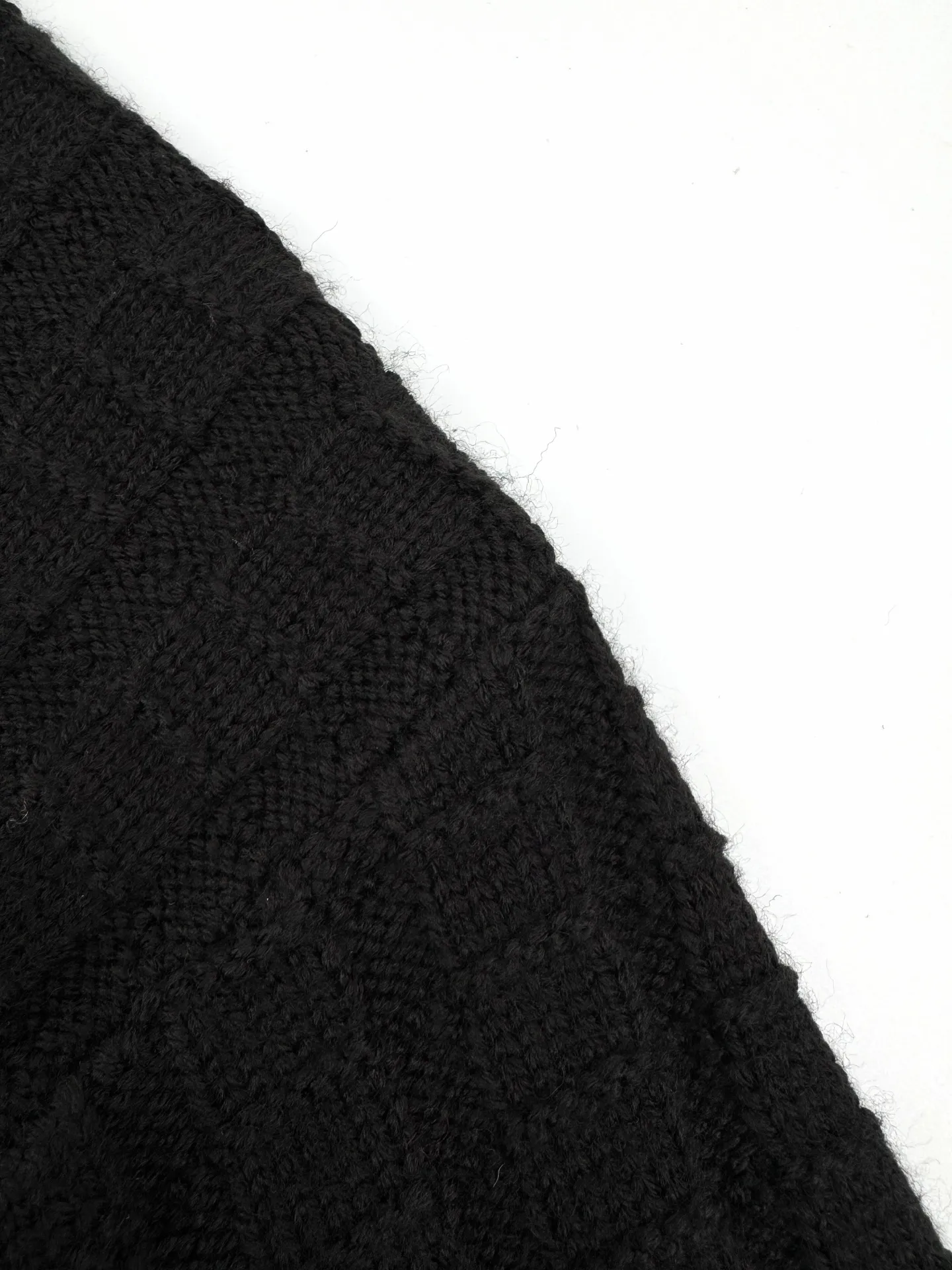 P410 Moncler embossed knitted logo sweater. Custom-woven carved wool texture. Soft and delicate, comfortable and close to the skin. The main color is rich black. It has a warm and devouring charm. It exudes an irresistible charm. Using three-dimensional texture as the brushstrokes, the whole embossed knitting reconstructs the dimension of knitting aesthetics. The texture halo that produces light and dark gradients as the human body moves. The iconic Moncler logo embroidery logo decorates the sleeves. It is highly recognizable. The power aesthetic is hidden in the hedging of rigidity and softness. The ultimate expression of elegance. There is no need to deliberately create your own style. Process 1: Whole-piece embossed vertical grain knitting. Through specific stitching and fabric tissue changes, the vertical grains are presented with a relief effect that protrudes on the surface of the sweater by changing the arrangement of stitches and the density of the fabric, forming undulating changes in the vertical grains. Craft 2: Curved thread structure. By changing the stitching and yarn arrangement during the knitting process, the yarns present a curved distribution in the fabric. Craft 3: Garment washing, softening and deodorization process. Use professional washing equipment and specific detergents to deep clean and deodorize clothes to improve the feel and appearance of clothes. Accessories: Customized 1:1 Moncler embroidered logo Customized 1:1 Moncler trademark Fit: Loose fit Size: S M L XL Style number: AA508