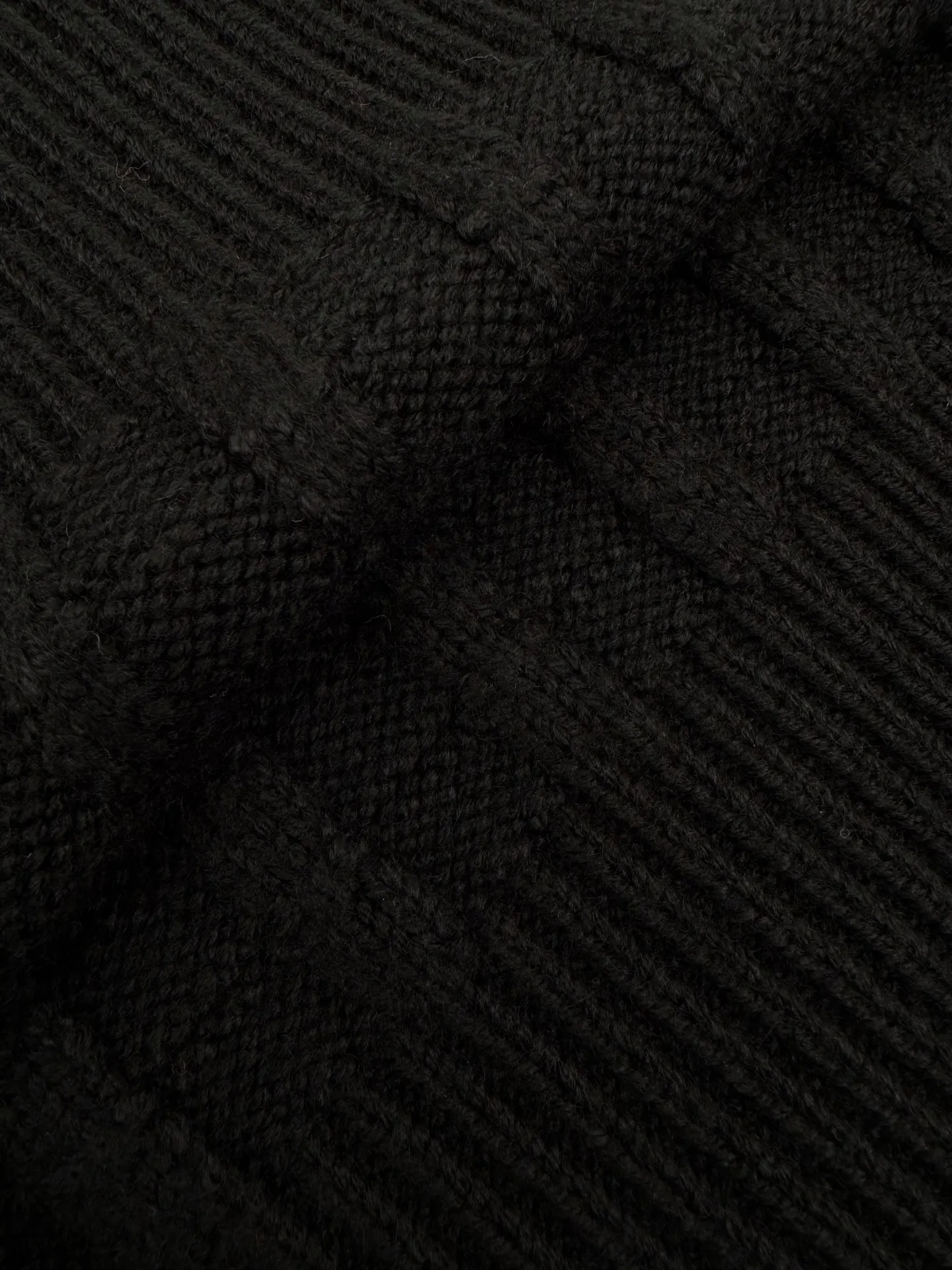 P410 Moncler embossed knitted logo sweater. Custom-woven carved wool texture. Soft and delicate, comfortable and close to the skin. The main color is rich black. It has a warm and devouring charm. It exudes an irresistible charm. Using three-dimensional texture as the brushstrokes, the whole embossed knitting reconstructs the dimension of knitting aesthetics. The texture halo that produces light and dark gradients as the human body moves. The iconic Moncler logo embroidery logo decorates the sleeves. It is highly recognizable. The power aesthetic is hidden in the hedging of rigidity and softness. The ultimate expression of elegance. There is no need to deliberately create your own style. Process 1: Whole-piece embossed vertical grain knitting. Through specific stitching and fabric tissue changes, the vertical grains are presented with a relief effect that protrudes on the surface of the sweater by changing the arrangement of stitches and the density of the fabric, forming undulating changes in the vertical grains. Craft 2: Curved thread structure. By changing the stitching and yarn arrangement during the knitting process, the yarns present a curved distribution in the fabric. Craft 3: Garment washing, softening and deodorization process. Use professional washing equipment and specific detergents to deep clean and deodorize clothes to improve the feel and appearance of clothes. Accessories: Customized 1:1 Moncler embroidered logo Customized 1:1 Moncler trademark Fit: Loose fit Size: S M L XL Style number: AA508