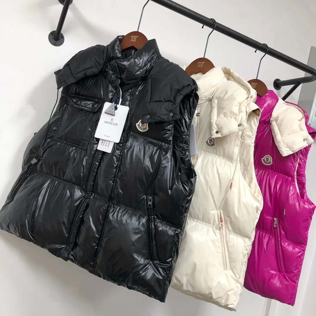 P900——————💛Women’s Moncler 25 autumn and winter latest product Pario women’s hooded down vest (hat🉑removable) Pario down vest cleverly uses shape and texture to show modern style. Made from functional super laque nylon fabric with a glossy finish. This hooded insulated piece features a double-snap closure for an asymmetrical shape. Trimmed with quilting in different sizes for a geometric feel. Color: black, off-white, rose red Size: 0-1-2 (SML)