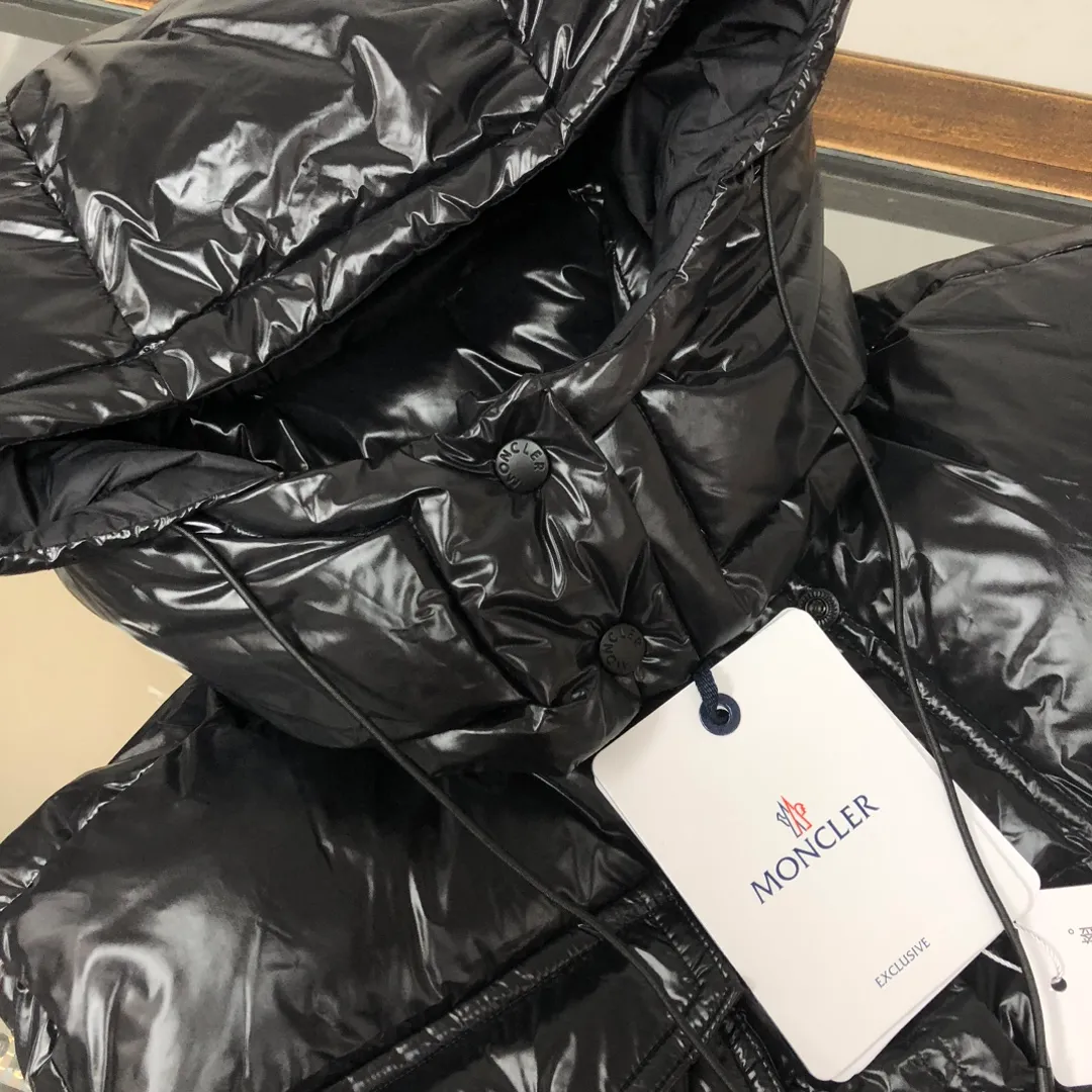 P900——————💛Women’s Moncler 25 autumn and winter latest product Pario women’s hooded down vest (hat🉑removable) Pario down vest cleverly uses shape and texture to show modern style. Made from functional super laque nylon fabric with a glossy finish. This hooded insulated piece features a double-snap closure for an asymmetrical shape. Trimmed with quilting in different sizes for a geometric feel. Color: black, off-white, rose red Size: 0-1-2 (SML)