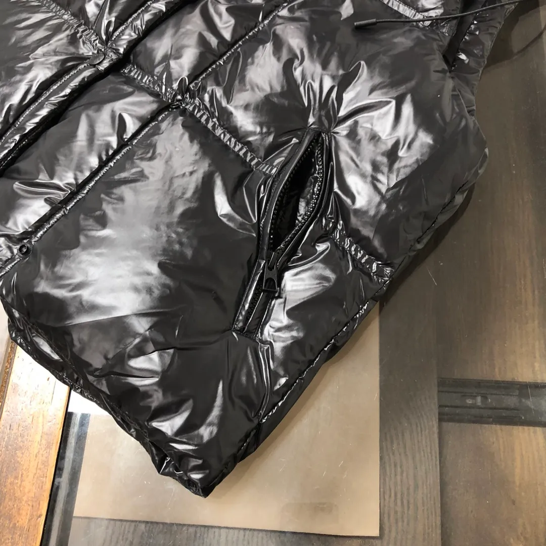 P900——————💛Women’s Moncler 25 autumn and winter latest product Pario women’s hooded down vest (hat🉑removable) Pario down vest cleverly uses shape and texture to show modern style. Made from functional super laque nylon fabric with a glossy finish. This hooded insulated piece features a double-snap closure for an asymmetrical shape. Trimmed with quilting in different sizes for a geometric feel. Color: black, off-white, rose red Size: 0-1-2 (SML)