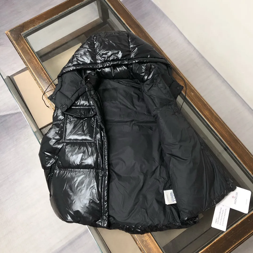 P900——————💛Women’s Moncler 25 autumn and winter latest product Pario women’s hooded down vest (hat🉑removable) Pario down vest cleverly uses shape and texture to show modern style. Made from functional super laque nylon fabric with a glossy finish. This hooded insulated piece features a double-snap closure for an asymmetrical shape. Trimmed with quilting in different sizes for a geometric feel. Color: black, off-white, rose red Size: 0-1-2 (SML)