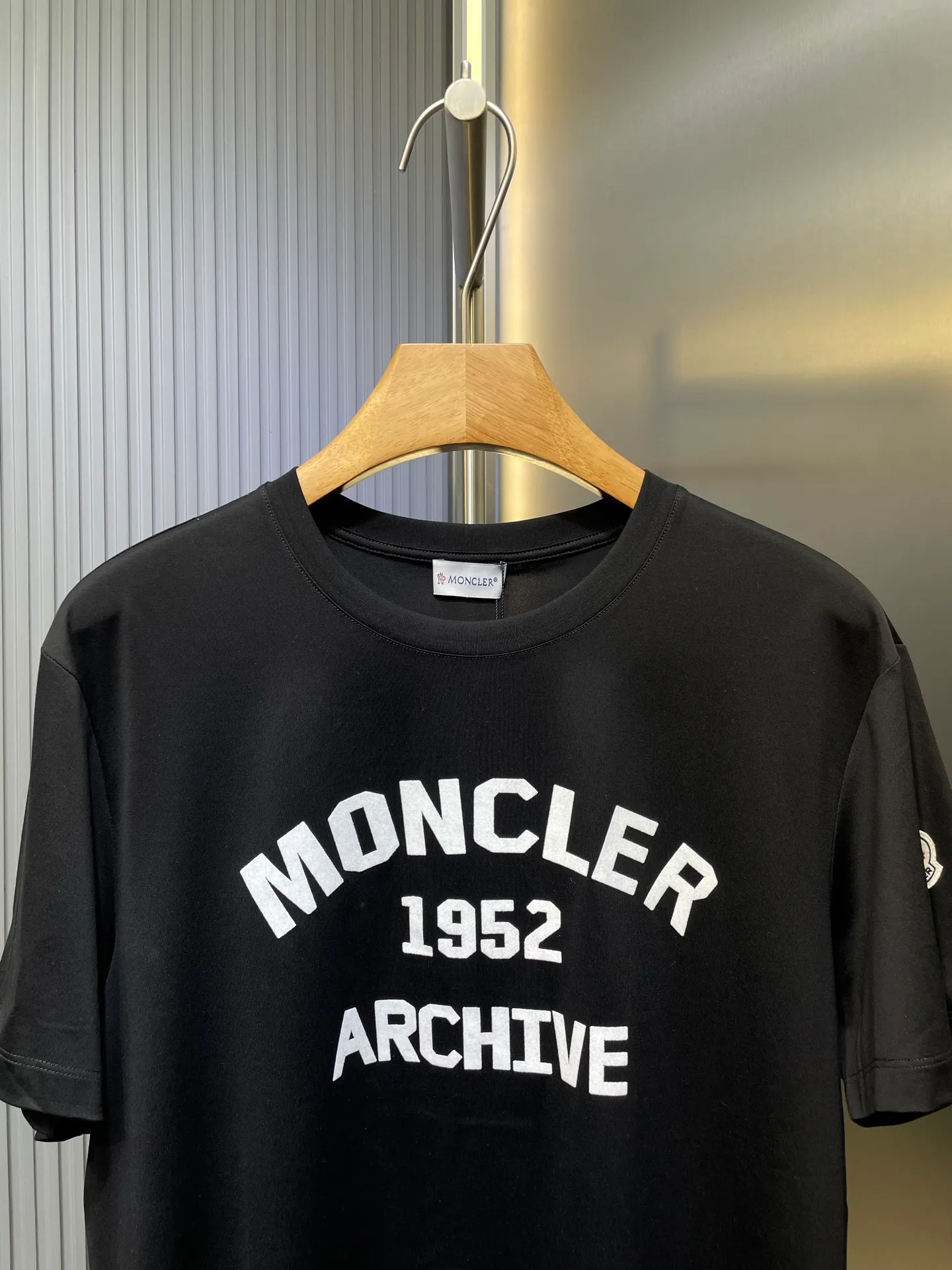 P290 moncler 🌟【Top original order】2025 spring and summer new letter flocked printed short-sleeved T-shirt; customized 80-count double-strand mercerized long-staple cotton fabric, comfortable, soft and delicate! The lower side of the row of letters on the chest is a flocking print design with a duck hollow design, and the cuffs are designed with a wool duck badge badge design, all three standards are complete!  size：s-xxxl