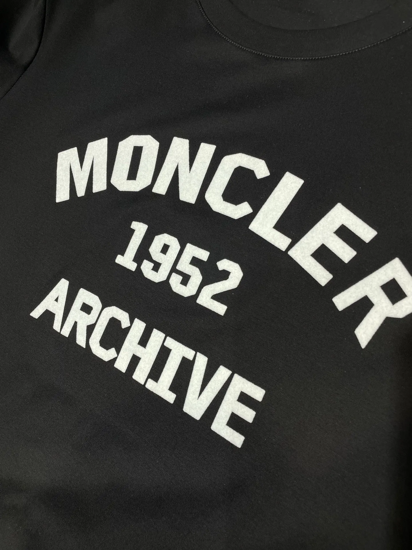 P290 moncler 🌟【Top original order】2025 spring and summer new letter flocked printed short-sleeved T-shirt; customized 80-count double-strand mercerized long-staple cotton fabric, comfortable, soft and delicate! The lower side of the row of letters on the chest is a flocking print design with a duck hollow design, and the cuffs are designed with a wool duck badge badge design, all three standards are complete!  size：s-xxxl