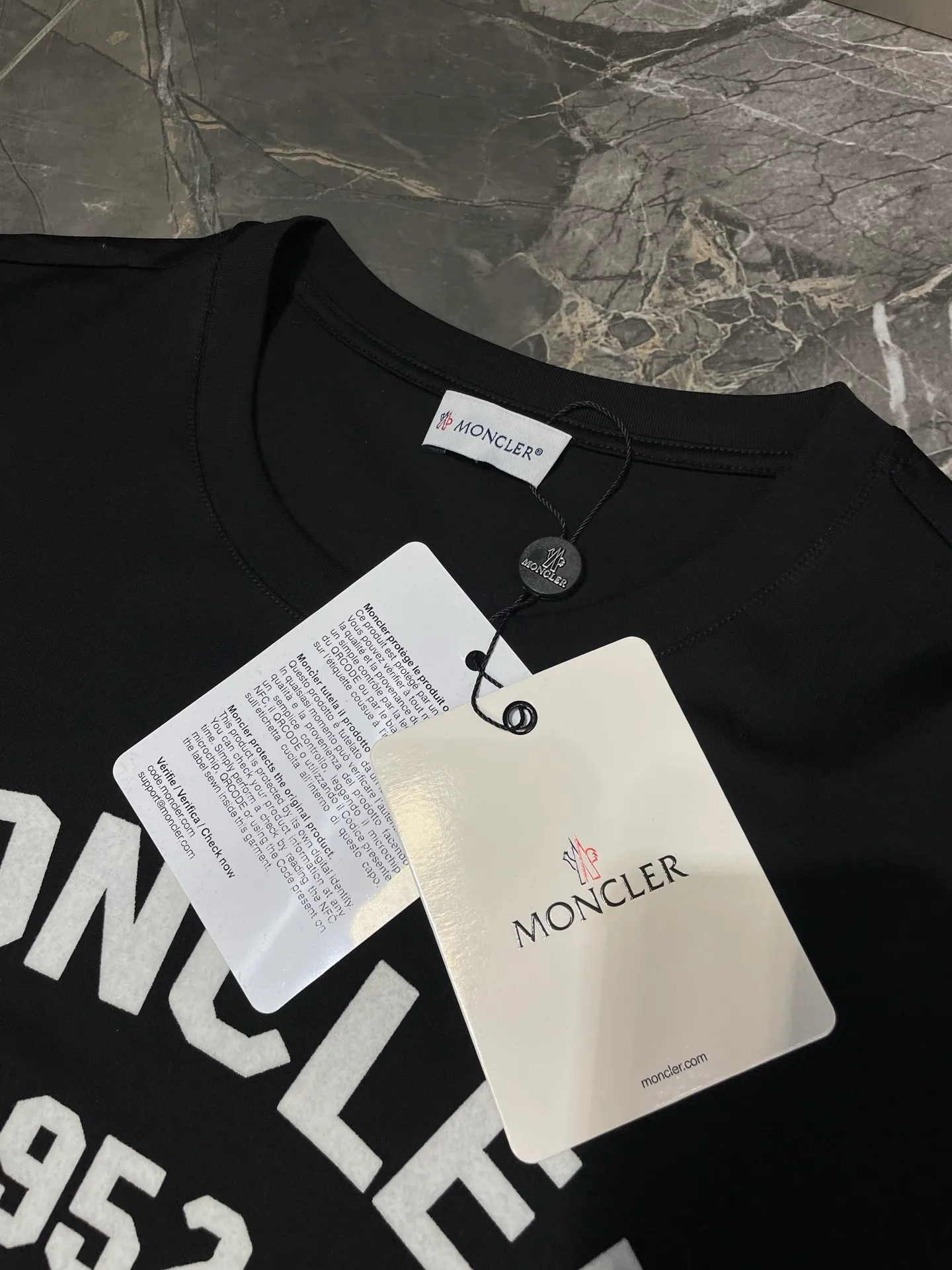 P290 moncler 🌟【Top original order】2025 spring and summer new letter flocked printed short-sleeved T-shirt; customized 80-count double-strand mercerized long-staple cotton fabric, comfortable, soft and delicate! The lower side of the row of letters on the chest is a flocking print design with a duck hollow design, and the cuffs are designed with a wool duck badge badge design, all three standards are complete!  size：s-xxxl