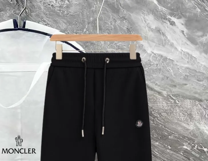 P290 Moncler new autumn trousers, European trade channels, direct delivery from Italian overseas warehouses, limited sales of overseas boutiques.  SS's new casual and fashionable sweatpants, these sweatpants use big-name designs to create a fashionable and trendy feel. The details are exquisitely processed, showing super high quality.  The pants are embellished with iconic brand logos to highlight the brand style and create a fashionable and diverse look. Carefully crafted from 100% imported fabrics, they are soft and comfortable, and are skin-friendly and warm. They are a pair of pants that are comfortable both at home and when going out. You can just wear a jacket and a sweater to go out~ Color: Black Size: M L XL 2XL 3XL