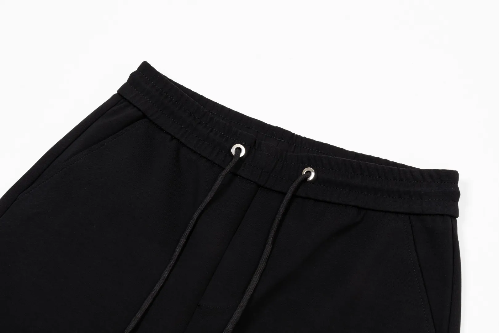 P290 Moncler new autumn trousers, European trade channels, direct delivery from Italian overseas warehouses, limited sales of overseas boutiques.  SS's new casual and fashionable sweatpants, these sweatpants use big-name designs to create a fashionable and trendy feel. The details are exquisitely processed, showing super high quality.  The pants are embellished with iconic brand logos to highlight the brand style and create a fashionable and diverse look. Carefully crafted from 100% imported fabrics, they are soft and comfortable, and are skin-friendly and warm. They are a pair of pants that are comfortable both at home and when going out. You can just wear a jacket and a sweater to go out~ Color: Black Size: M L XL 2XL 3XL
