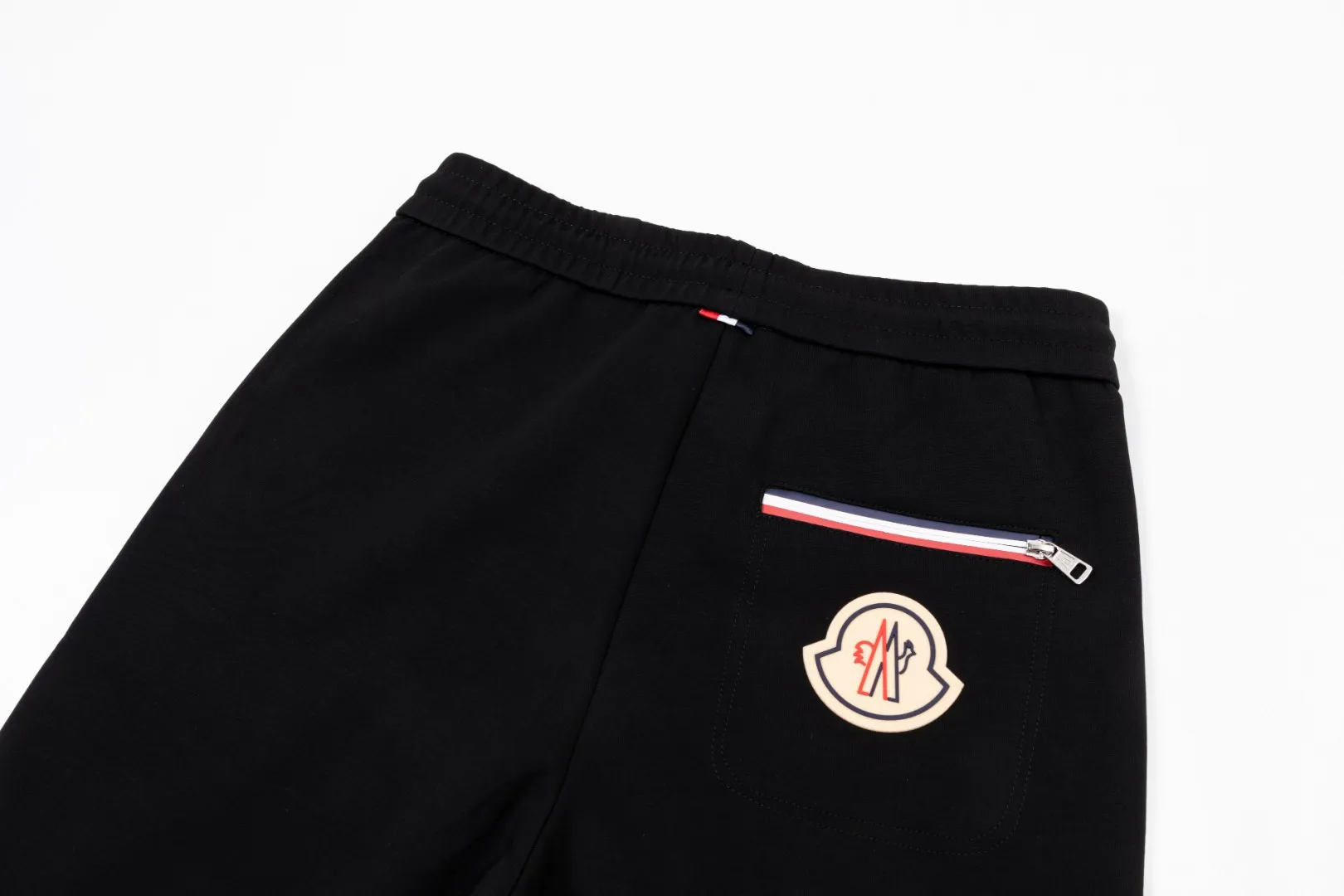 P290 Moncler new autumn trousers, European trade channels, direct delivery from Italian overseas warehouses, limited sales of overseas boutiques.  SS's new casual and fashionable sweatpants, these sweatpants use big-name designs to create a fashionable and trendy feel. The details are exquisitely processed, showing super high quality.  The pants are embellished with iconic brand logos to highlight the brand style and create a fashionable and diverse look. Carefully crafted from 100% imported fabrics, they are soft and comfortable, and are skin-friendly and warm. They are a pair of pants that are comfortable both at home and when going out. You can just wear a jacket and a sweater to go out~ Color: Black Size: M L XL 2XL 3XL