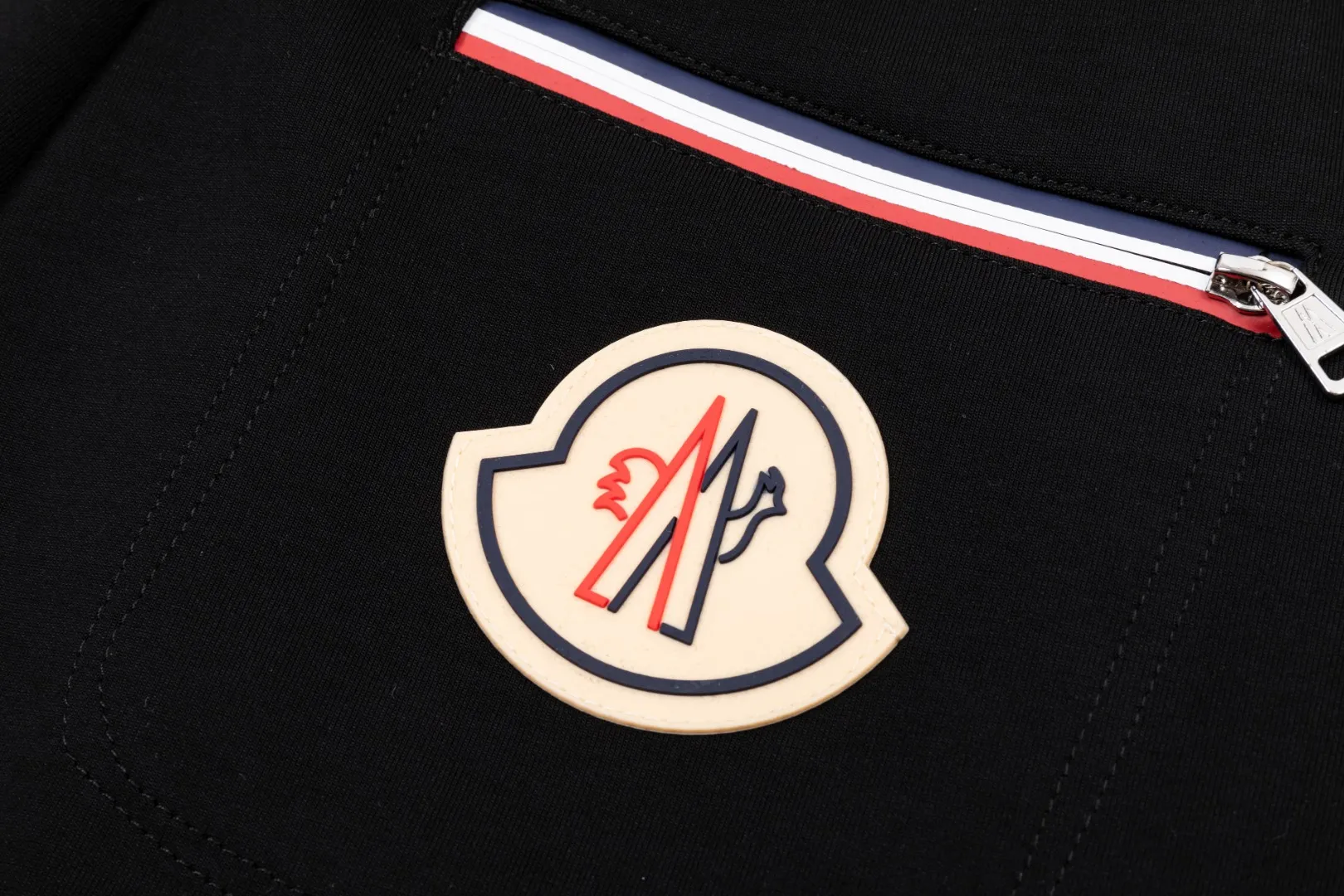 P290 Moncler new autumn trousers, European trade channels, direct delivery from Italian overseas warehouses, limited sales of overseas boutiques.  SS's new casual and fashionable sweatpants, these sweatpants use big-name designs to create a fashionable and trendy feel. The details are exquisitely processed, showing super high quality.  The pants are embellished with iconic brand logos to highlight the brand style and create a fashionable and diverse look. Carefully crafted from 100% imported fabrics, they are soft and comfortable, and are skin-friendly and warm. They are a pair of pants that are comfortable both at home and when going out. You can just wear a jacket and a sweater to go out~ Color: Black Size: M L XL 2XL 3XL