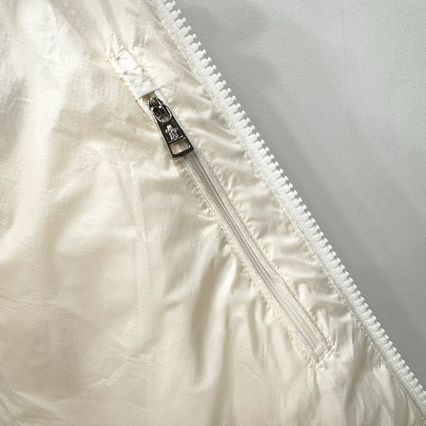 P1100 Brand: Moncler Filling: 90 white duck down Weight: 380-450 Color: White Black Gray Size: 12345 [Couyere Men's Hooded Short Down Jacket] The Couyere short down jacket is durable and practical, provides functional warmth and care, and will accompany you to meet challenges.  The Couyere is a durable down jacket made from a fine fabric that's durable and functional, with velvet resistance and functionality. The short design creates a sculpted silhouette, and padded pockets add a modern feel. The sleeves are embellished with signature patch pockets, a nod to the classic Moncler Maya down jacket.  • Made of fine ripstop fabric • Fine fabric lining • Down filling • Detachable and adjustable hood • Zip closure • Zippered pockets • Press-studs on sleeve pockets • Elastic cuffs • Drawstring hem Fabric: 100% nylon; Lining: 100% nylon; Filling: Goose down Down content: 90%; except upholstery; Maximum wash temperature 30°C - Mild wash; Do not bleach; Do not tumble dry; Ironing maximum temperature 110°C - without steam; Hydrocarbon dry cleaning - gentle wash; Professional wet cleaning - gentle wash; Lay flat to dry in shade; Wash separately; Remove removable accessories before washing; Recommend washing and ironing inside out