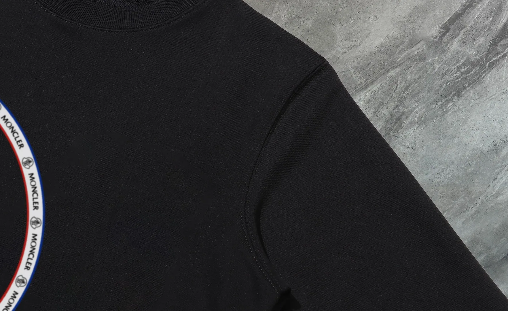 P210 High-version sweatshirt) [Long-term stock] 〖𝐌𝐎𝐍𝐂𝐋𝐄𝐑~Mask〗 Made of 440g heavy-weight fabric. It is different from the market currency. It can be matched with any variety and is properly handsome. 😎The whole dress is made of double waistcoats. The double waistcoats make the whole dress more three-dimensional. Not ordinary factories can do such fine work. 2025 Spring runway version of the T stage, on sale at the counter, round neck terry sweatshirt, high-end double-strand pure cotton, custom-made stretch ribs, dyed in the same vat, complete with three standards, matched with exquisite embroidered LOGO on the chest, simple and advanced, same style for men and women. Color: black, apricot, white, size: S M L XL 2XL