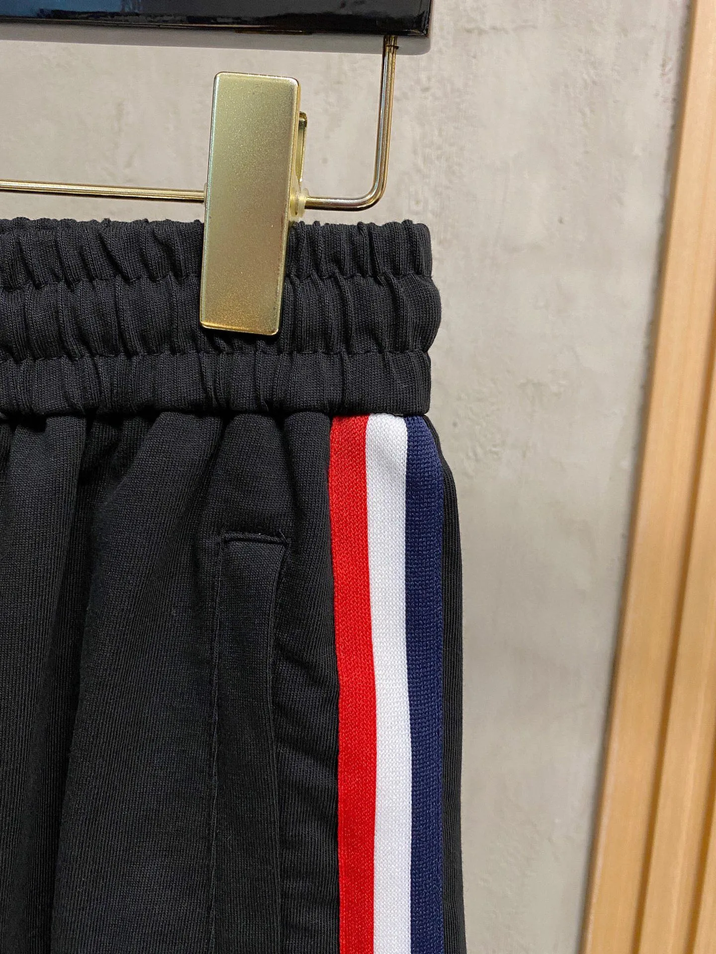 P570 Brand [MONCLER Mouth Covered] 2025 round neck short-sleeved shorts suit. The pure cotton fabric upper body will not be stuffy, the smooth and comfortable skin-friendly effect is more breathable, the fabric has its own texture, classic logo technology, a new interpretation from a unique angle, fashionable and versatile choice! Size: M-3XL (maximum wear: 190 pounds)