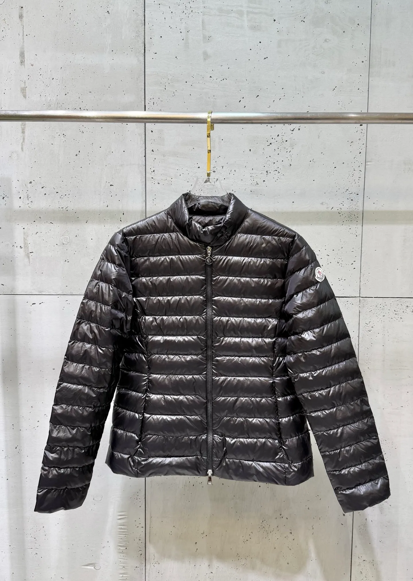 P740 Moncler 25 new lgelle lightweight stand-up collar short down jacket, with classic quilting design to outline a slim silhouette. The stand-up collar details enhance the temperament, while being light and warm. Wear it as a layer during spring or winter, and you can easily weather the changing weather in one piece. Choose from three colors to suit your style: low-key black, pure white, and gentle nude—three high-end tones, suitable for different occasions and styles. The short cut lengthens the proportion, and even a small person can wear it with long legs! The choice of quality: duck down filling, which has both fluffiness and warmth, is light and weightless. Every detail shows craftsmanship. Color: black, pink, and white. Size: 1 2 3 4