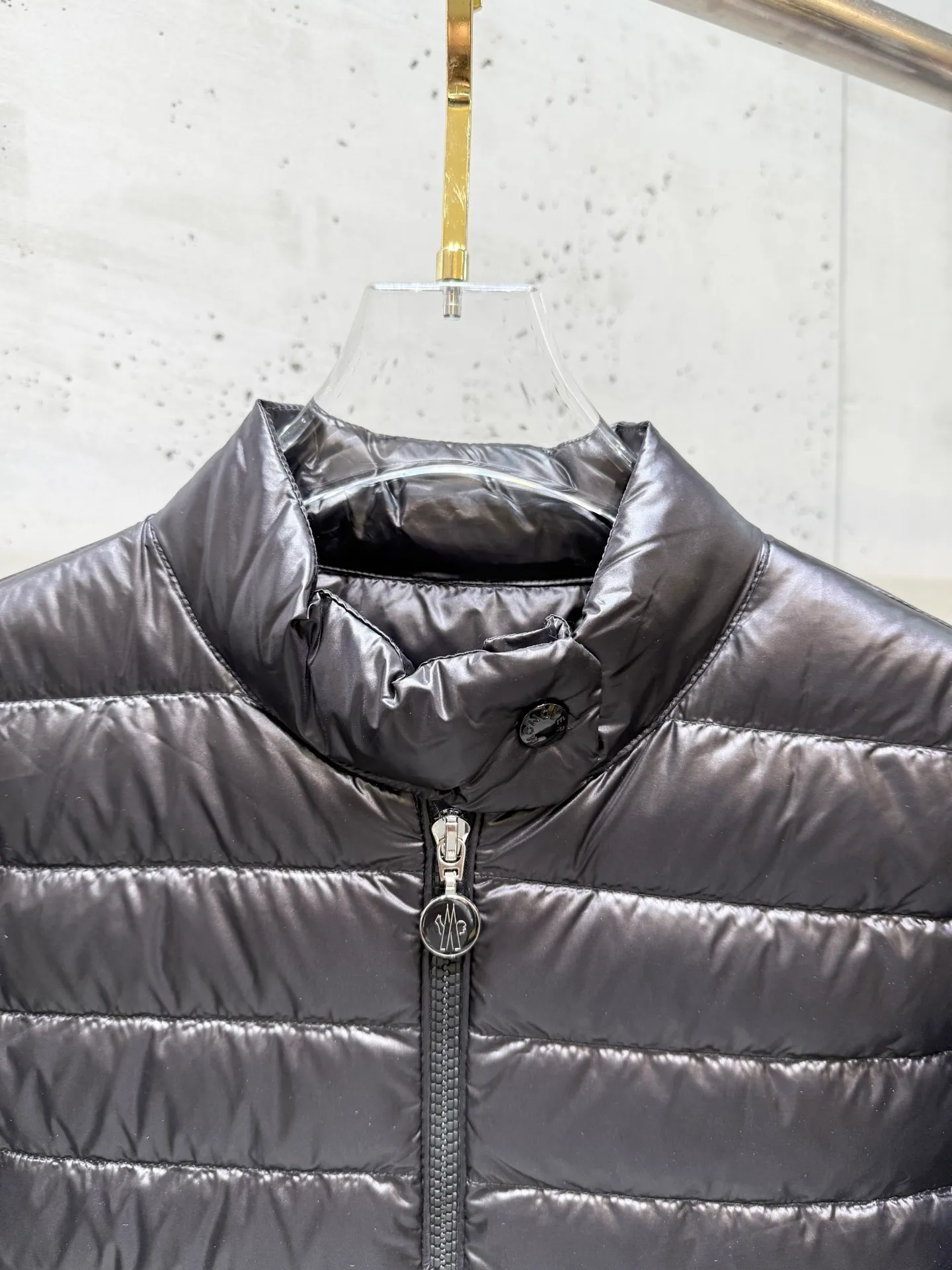 P740 Moncler 25 new lgelle lightweight stand-up collar short down jacket, with classic quilting design to outline a slim silhouette. The stand-up collar details enhance the temperament, while being light and warm. Wear it as a layer during spring or winter, and you can easily weather the changing weather in one piece. Choose from three colors to suit your style: low-key black, pure white, and gentle nude—three high-end tones, suitable for different occasions and styles. The short cut lengthens the proportion, and even a small person can wear it with long legs! The choice of quality: duck down filling, which has both fluffiness and warmth, is light and weightless. Every detail shows craftsmanship. Color: black, pink, and white. Size: 1 2 3 4