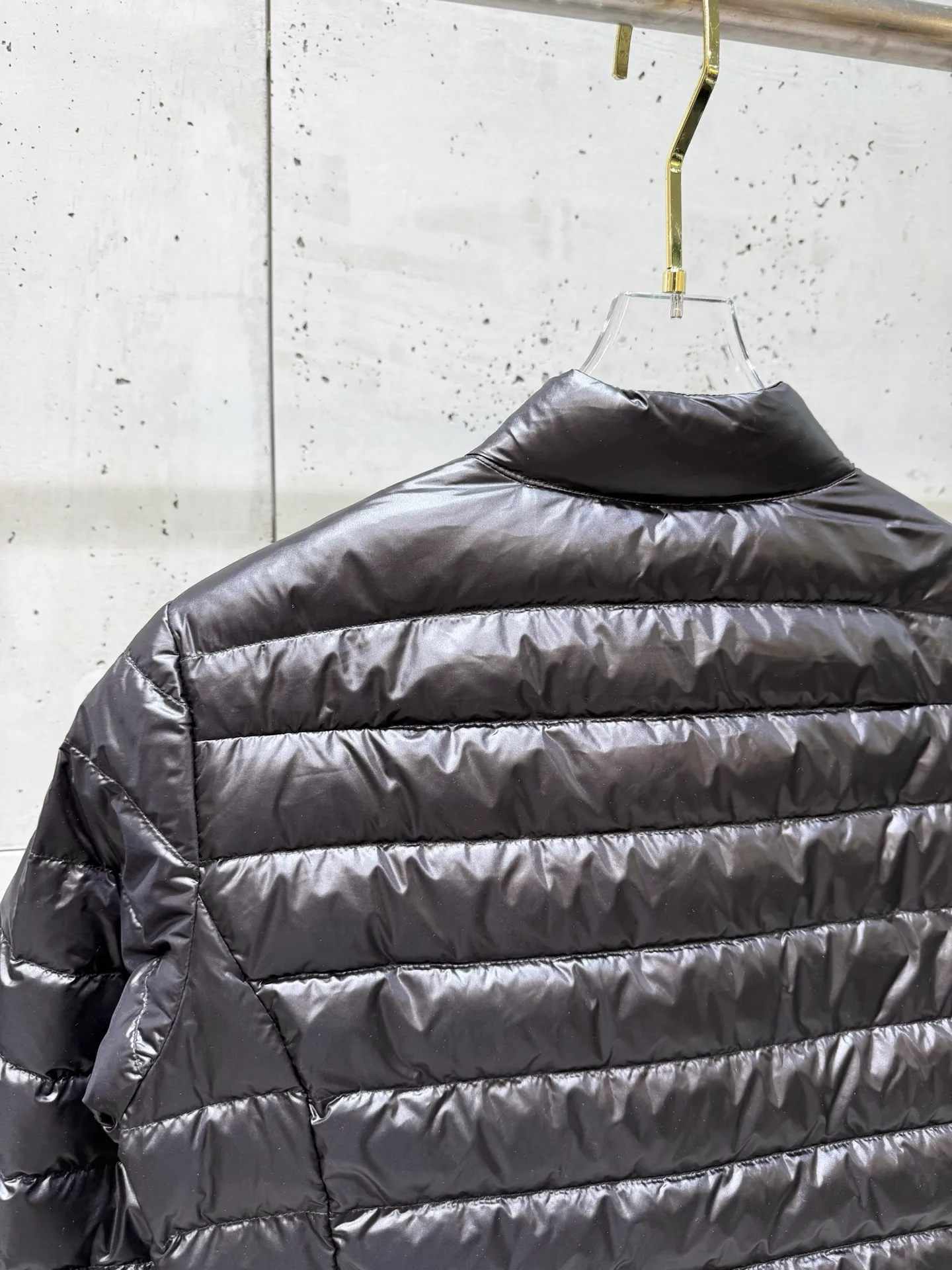 P740 Moncler 25 new lgelle lightweight stand-up collar short down jacket, with classic quilting design to outline a slim silhouette. The stand-up collar details enhance the temperament, while being light and warm. Wear it as a layer during spring or winter, and you can easily weather the changing weather in one piece. Choose from three colors to suit your style: low-key black, pure white, and gentle nude—three high-end tones, suitable for different occasions and styles. The short cut lengthens the proportion, and even a small person can wear it with long legs! The choice of quality: duck down filling, which has both fluffiness and warmth, is light and weightless. Every detail shows craftsmanship. Color: black, pink, and white. Size: 1 2 3 4