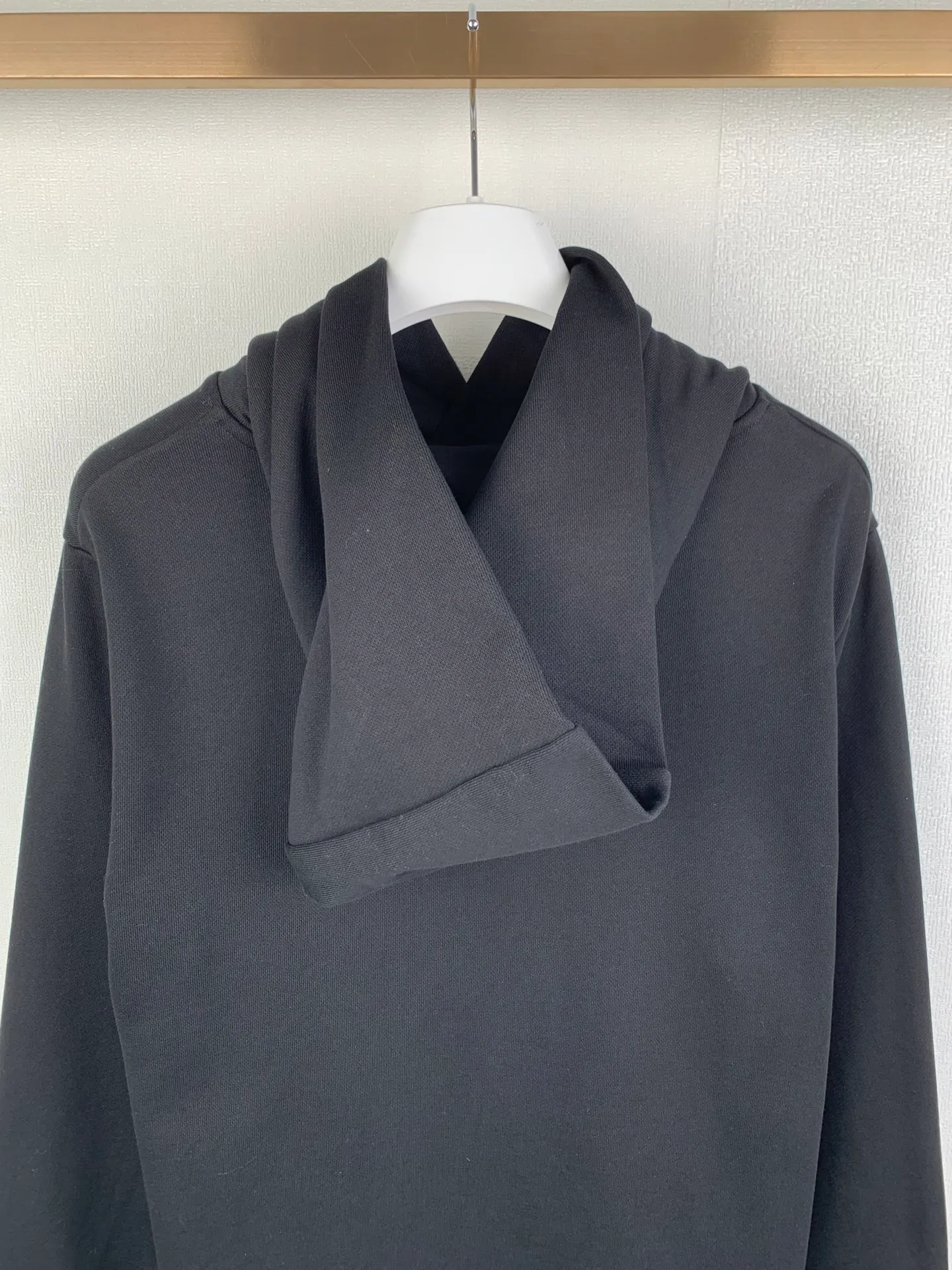 P380 MONCLER masked 25SS solid color logo patch hooded pullover long-sleeved sweatshirt. Genuine 6646 purchased and developed, 400 grams of 100% combed cotton, 420 grams of 2*2 cotton combed ribs, fabric fermentation wash, template embroidery, customized 1:1 logo, customized 1:1 trademark, loose version Size: S M L XL