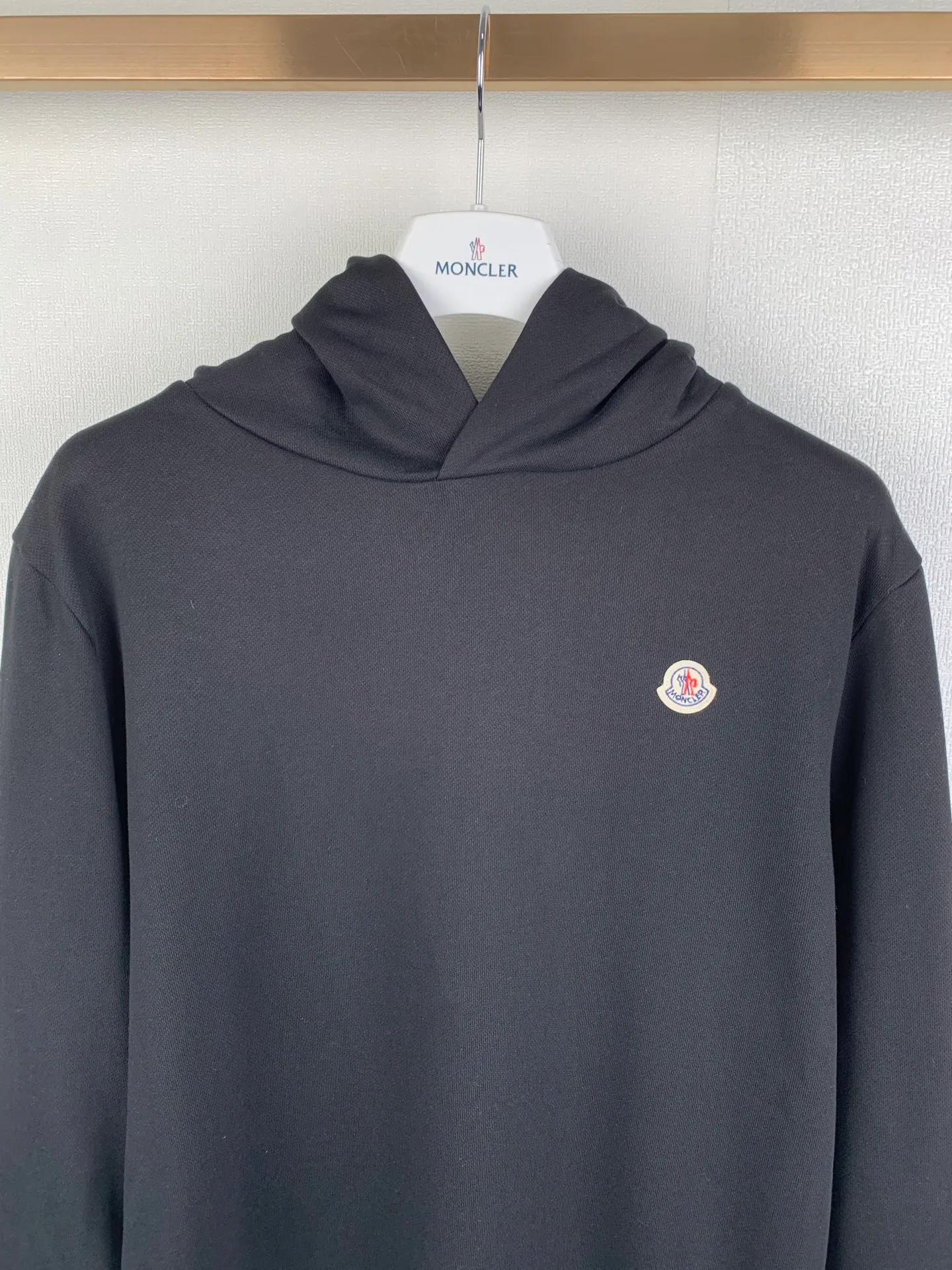 P380 MONCLER masked 25SS solid color logo patch hooded pullover long-sleeved sweatshirt. Genuine 6646 purchased and developed, 400 grams of 100% combed cotton, 420 grams of 2*2 cotton combed ribs, fabric fermentation wash, template embroidery, customized 1:1 logo, customized 1:1 trademark, loose version Size: S M L XL