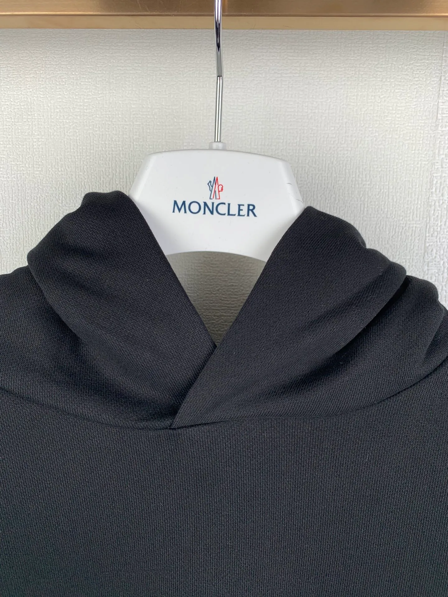 P380 MONCLER masked 25SS solid color logo patch hooded pullover long-sleeved sweatshirt. Genuine 6646 purchased and developed, 400 grams of 100% combed cotton, 420 grams of 2*2 cotton combed ribs, fabric fermentation wash, template embroidery, customized 1:1 logo, customized 1:1 trademark, loose version Size: S M L XL