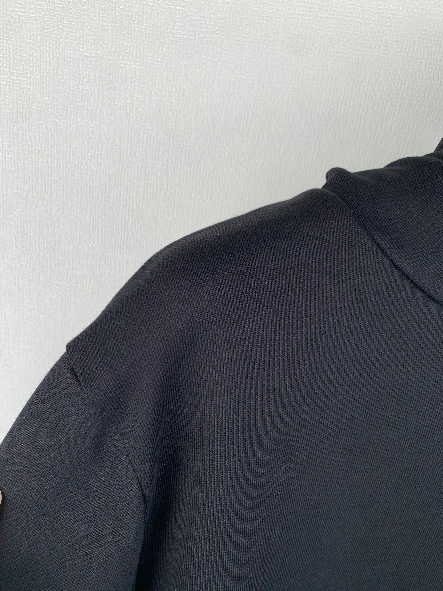 P380 MONCLER masked 25SS solid color logo patch hooded pullover long-sleeved sweatshirt. Genuine 6646 purchased and developed, 400 grams of 100% combed cotton, 420 grams of 2*2 cotton combed ribs, fabric fermentation wash, template embroidery, customized 1:1 logo, customized 1:1 trademark, loose version Size: S M L XL