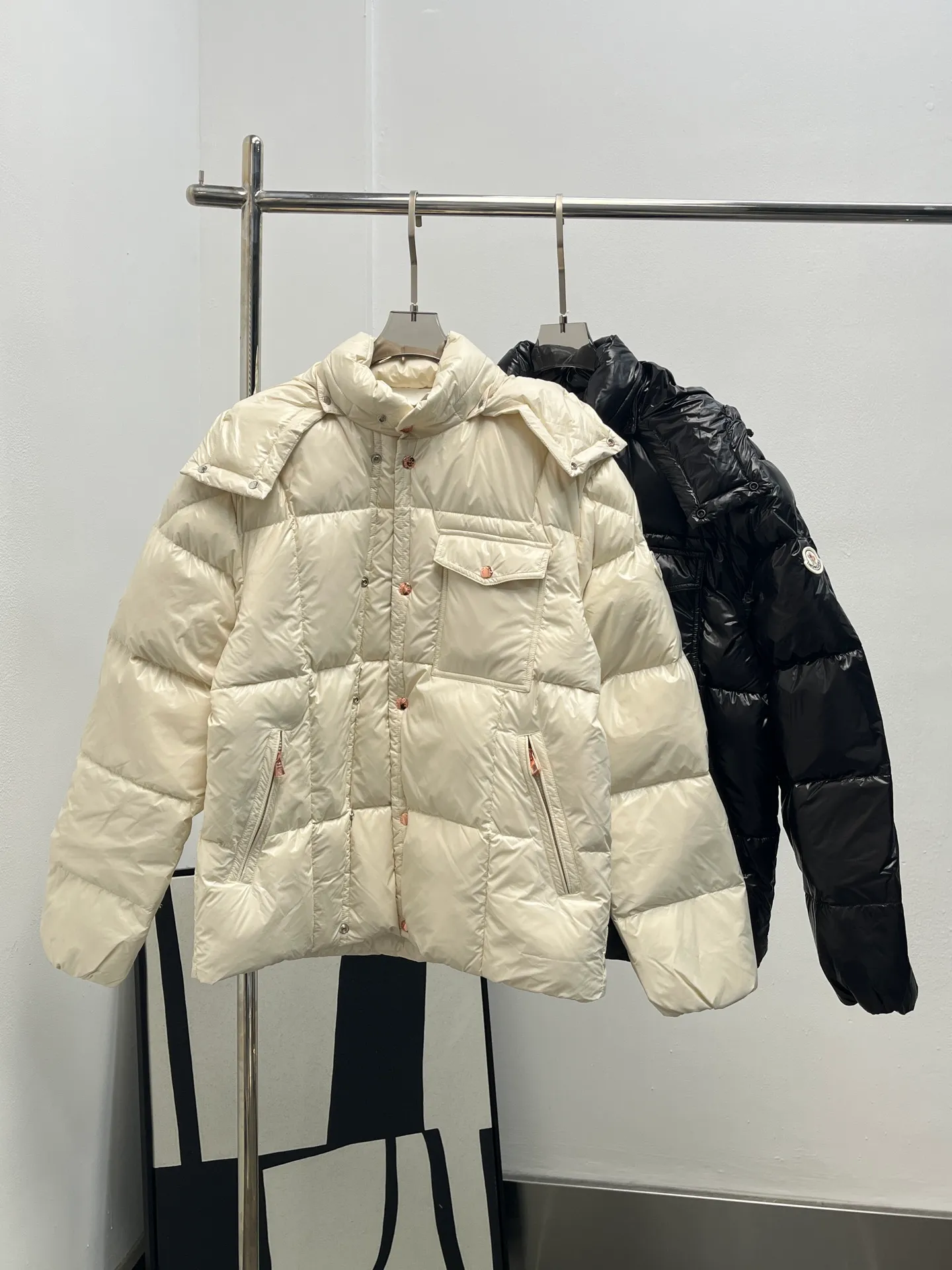 P1160 Moncler 25 new serfanto hooded buttoned down jacket for men and women. This hooded warm piece is equipped with double snap button closure to create an asymmetrical shape. Trimmed with quilting in varying sizes for a geometric feel