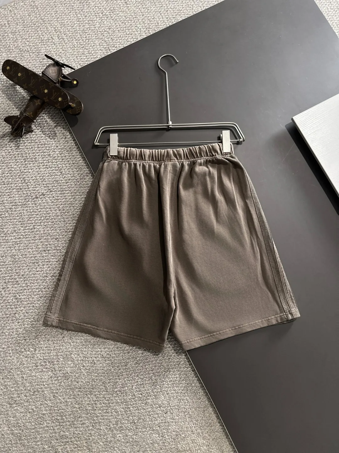 Next day shipment P300 High quality MONCLER/muzzle 2025 spring and summer new style high-definition elastic band casual solid color loose shorts, made with machines imported from Italy. The hem of the trousers is stitched with two needles. The stitching is fine and firm. The fabric is customized at the counter and has high breathability and comfort. The details are impeccable. The brand element design concept reflects high quality. It feels delicate and soft! It presents a casual cut and the upper body shape is great! Size: S-XXL