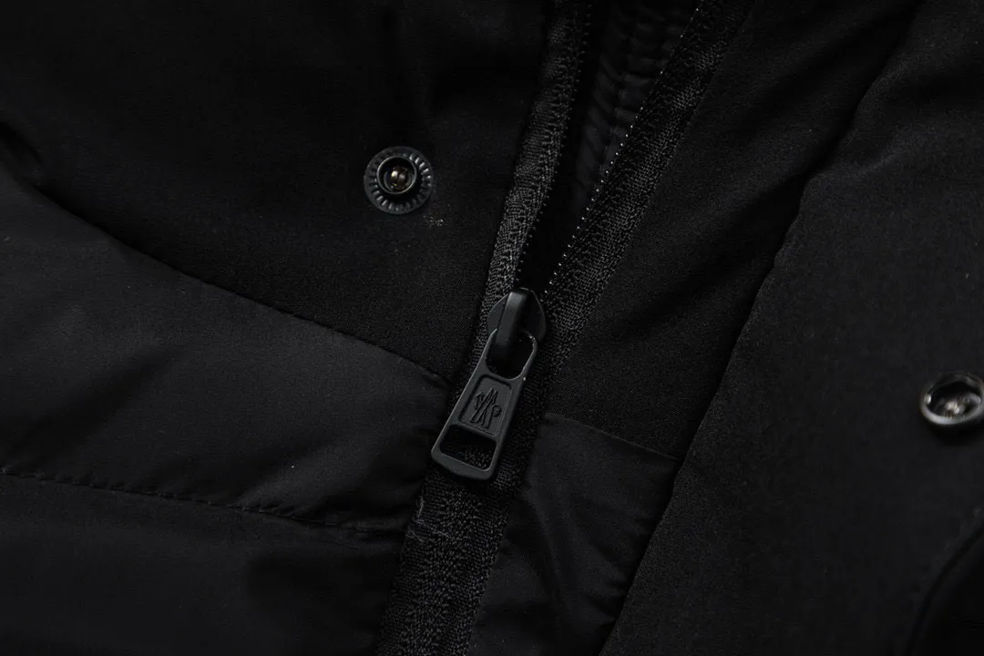 P820 ​​with dust bag) Moncler/Mask 22Fw Black Samurai access control three-dimensional embossed letter down jacket, new fall and winter madeira. Black Samurai scarf hooded mid-length down jacket, hard to find on the official website, 95% goose down filling Madeira down jacket is a common item in the functional wardrobe, made of Longuesaison nylon, providing excellent warmth and light comfort. Presented in calming neutral tones, the loose silhouette pays homage to clean design. Made of matte Longue Saison nylon Painted nylon lining Filled with down Hood and front placket made of 2.5 layers of fabric Logo embossed Hidden button and zipper closure Exterior pockets with hidden snap closure Chest pocket with zipper closure Adjustable hood and flat elastic drawstring Matte black branding Color: Black Gray Off-White Size: 1 2 3 4 5