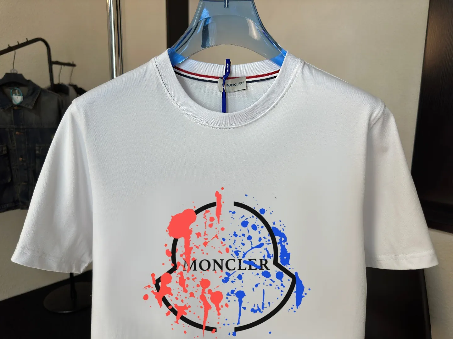 P140 Upgraded version "Mobile phone smart sensor ~ NFC chip armband ~ Direct access to the official website for anti-counterfeiting" "Moncler ~ Mouth Mouth" 2025 new high-quality round neck short-sleeved T-shirt. The cuffs have imported embroidered labels. Customized dyeing, very comfortable to touch. Super versatile and good-looking short-sleeved. Complete with three labels. Non-market ordinary version. Feel free to compare. Quality is absolutely guaranteed! ‼ First of all, this original fabric is all custom-woven with 32-count double yarn fabric, 250G, and the weight is the same‼ Fine workmanship, double waistcoat method, double waistcoat method, double waistcoat method makes the whole dress more three-dimensional, which is not a craft that ordinary T-shirts can achieve🤪 Size: S-M-L-XL-2XL Color: black, white, apricot, same style for men and women