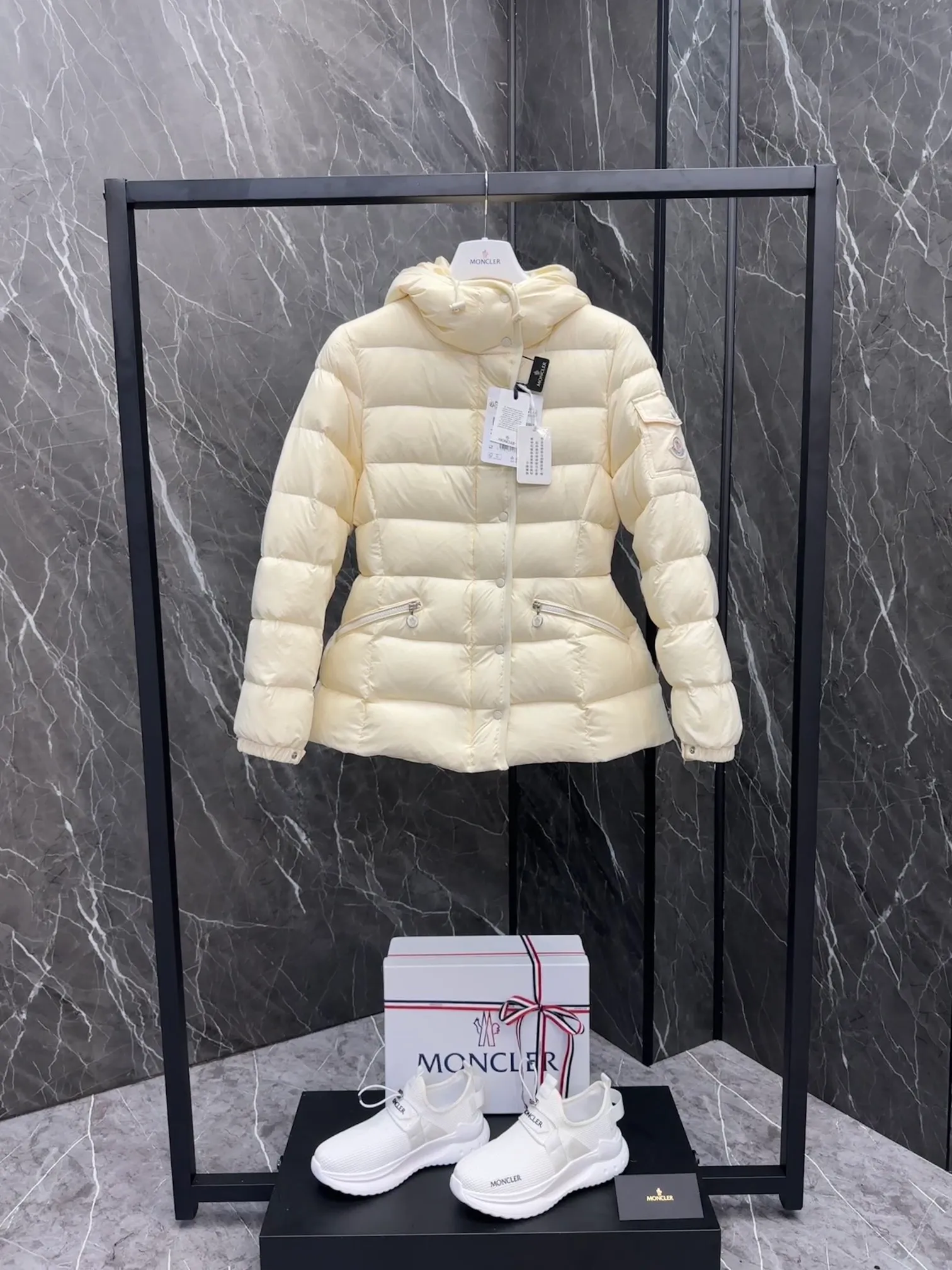 P780 Hot Sale ⬆️Moncler Barante Women’s Short Down Jacket The Barante short down jacket combines femininity with practical functions, reinterpreting the aesthetic style of the 1970s for modern women. The Barante down jacket is made from lustrous nylon and is inspired by the 1970s. It adopts a waist design and presents an A-line silhouette, highlighting a feminine style. An adjustable hood and signature logo patch add finishing touches. Details •Made of nylon laqué fabric •Nylon laqué lining •Down filling •Adjustable hood •Zip and snap closure •Suit pocket •Adjustable cuffs Size : 0-3. Snow White/Light Pink/Black.