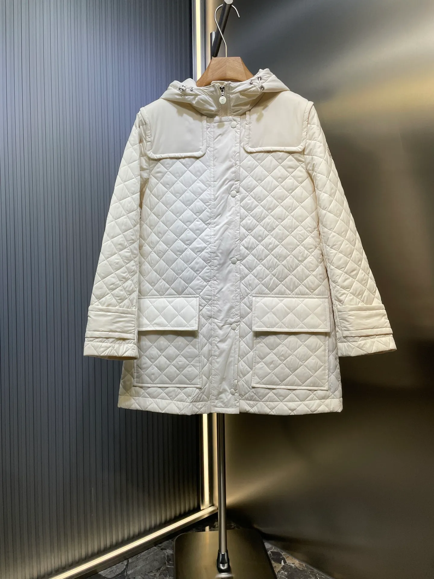 P610 Moncler🌟【Top original order】25 early autumn rhombus quilted thin cotton long jacket. Minimalist design is high-end and fashionable! The casual hooded design interprets the punk style with a classic silhouette. The overall outline is clear and the lines are natural. The inner pocket adds a fashionable style. It is a versatile model in the series! The quality of workmanship depends on the details. High version size: s m l