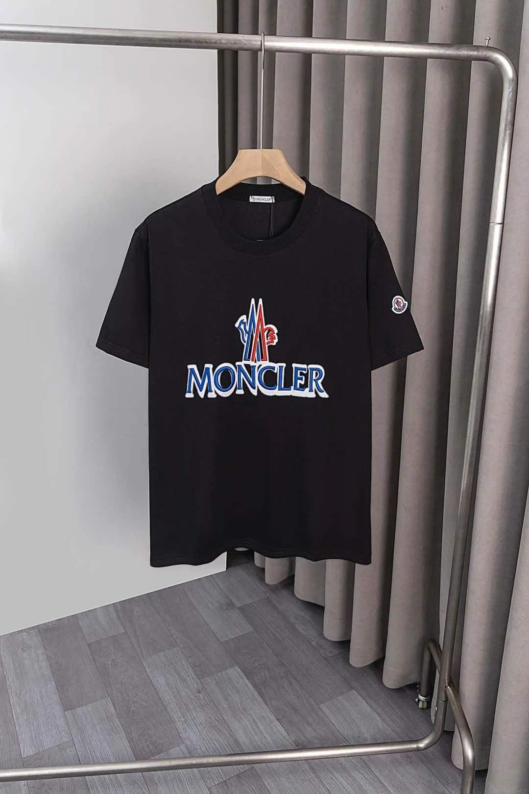P134 S028 25ss new Moncler short-sleeve mask, made of 260g double yarn fabric, large Moncler LOGO embroidery on the chest + small Moncler embroidery logo on the sleeves, fashionable and elegant, same style for men and women. Color: black, white, size: M~3XL
