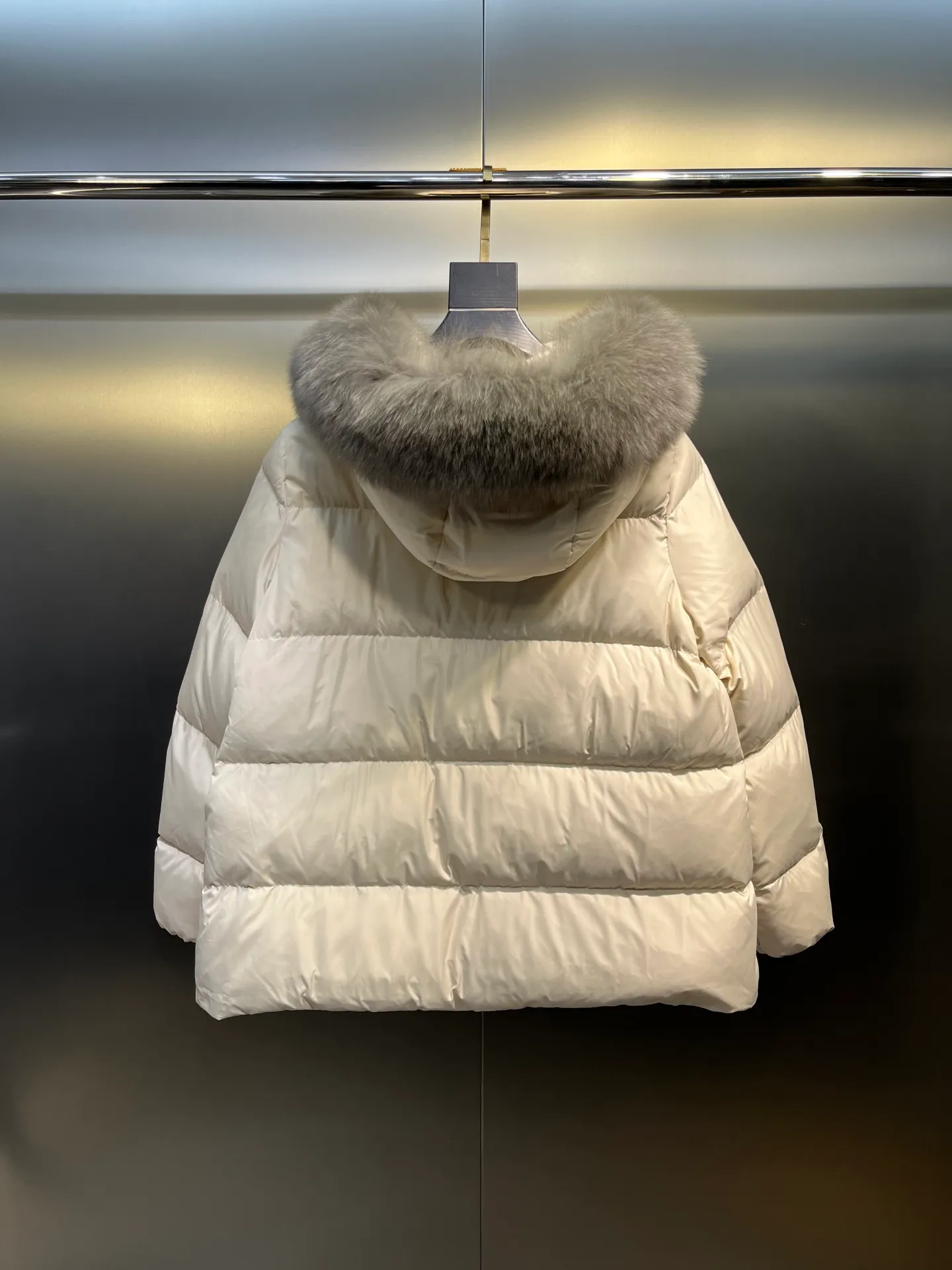 P1000 moncler🌟 25s new autumn and winter classic doll version hooded fur collar down jacket. Original custom-made oversized raccoon fur collar. Memory silk fabric texture is amazing. Age-reducing girl style. A-line version casual and age-reducing and fashionable. National standard imported 90 white goose down filling. Lightweight, warm and comfortable. Original hardware accessories. Original mark and original mark. Complete size: 1234