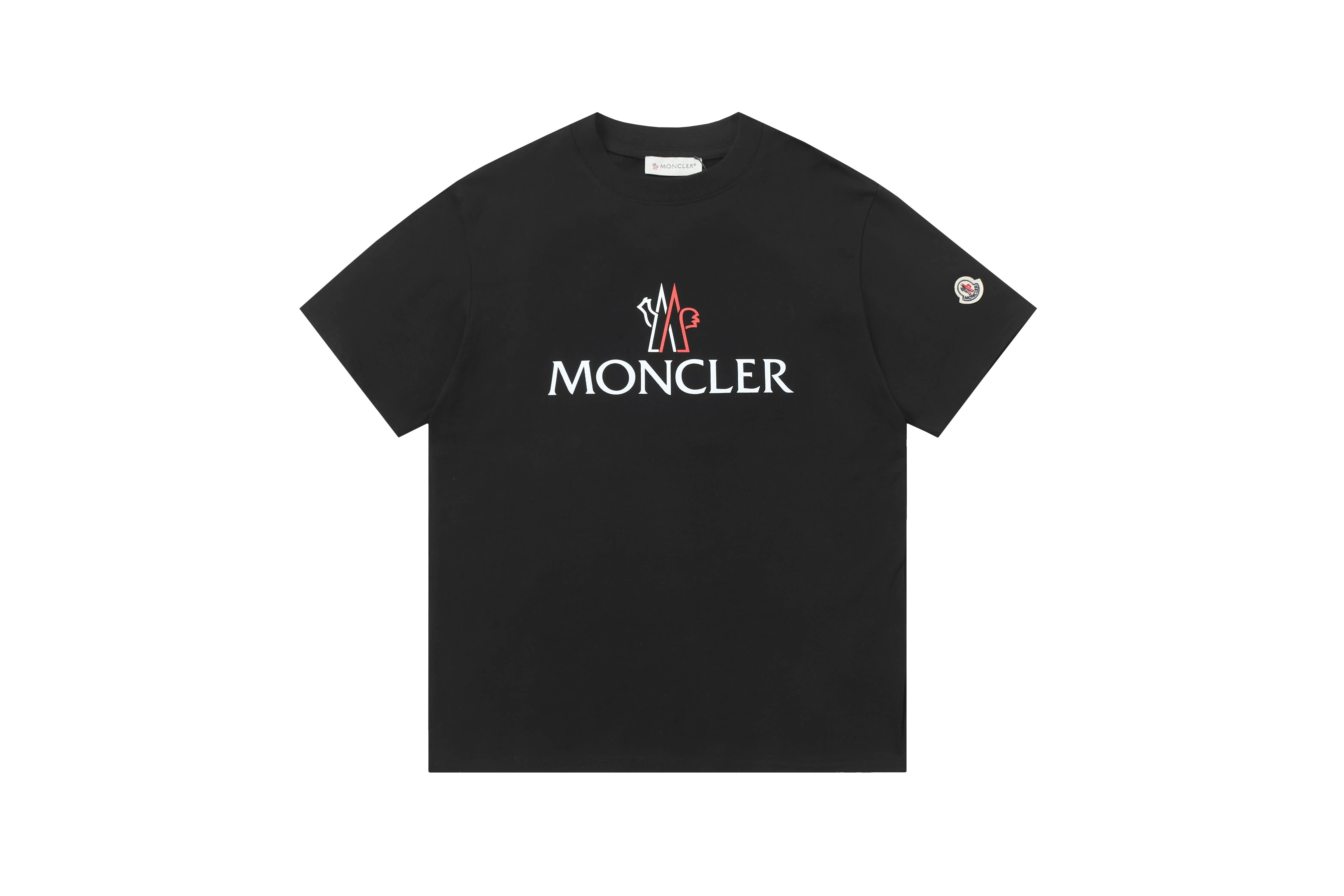 P134 Style No.: 848 〈MONCLER〉The price of the mousse is actually quite advantageous. Those who have been to the counters should know that the price of the mousse is not much cheaper than Gucci Burberry. It is just relatively low-key and unwilling to hype. It is a picture that you will buy or not. It has an arrogant existence... Exclusively customized 270g 32-count double yarn smooth cotton. The texture is very soft and comfortable. 100% different from the top fabrics in the market (does not shrink, deform, or pill). Matched with 320g 1*1 thread (fabric threads are dyed in the same vat, no color difference, threads are not easy to deform) Color: Black White Size: S-XL