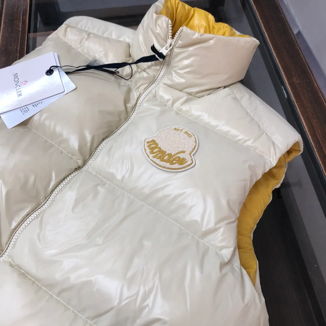 P660 🆕🆕Moncler 25th early autumn new product Lipsi down vest~a couple's version that interprets Moncler's classic design and is a must-have item for the seasonal wardrobe. Made of lightweight functional nylon laque fabric, the contrasting lining is full of vitality~ Fashionable and versatile, it can be worn as a vest in the mid-season or paired with a windproof jacket in the cold winter. 👍🏻 Color: black off-white Size: 1-2-3-4-5 (M-3XL)