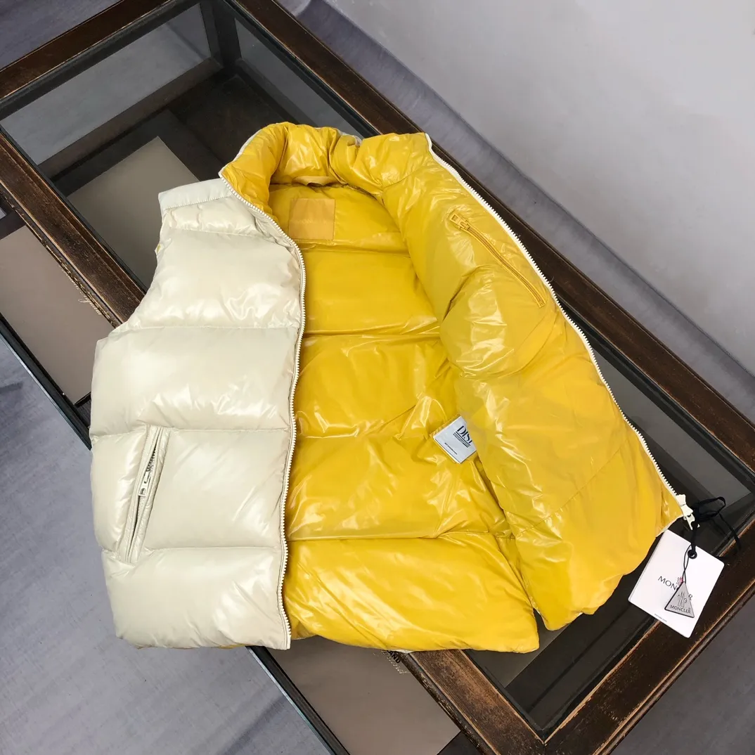 P660 🆕🆕Moncler 25th early autumn new product Lipsi down vest~a couple's version that interprets Moncler's classic design and is a must-have item for the seasonal wardrobe. Made of lightweight functional nylon laque fabric, the contrasting lining is full of vitality~ Fashionable and versatile, it can be worn as a vest in the mid-season or paired with a windproof jacket in the cold winter. 👍🏻 Color: black off-white Size: 1-2-3-4-5 (M-3XL)