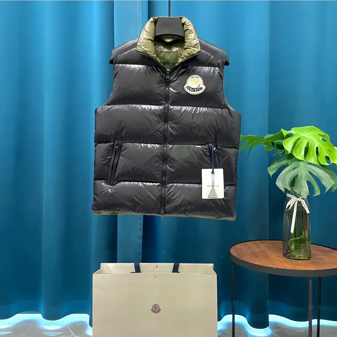 P700 Moncler➡️Moncler Feather Emperor 🦢 Down Stand Collar Down Vest Vest is now a hot sale at the counter! New winter down has been released 💥 New styles are popping up in an endless stream, down vest vest 1:1 original mold, 90 white goose down. The lining is thin, slim, comfortable and warm, simple and fashionable, super exquisite tailoring. The accessories and hardware are also meticulous. We just want to bring you good products. Same style for men and women. Sizes: 1 code, 2 codes, 3 codes, 4 codes, 5 codes.