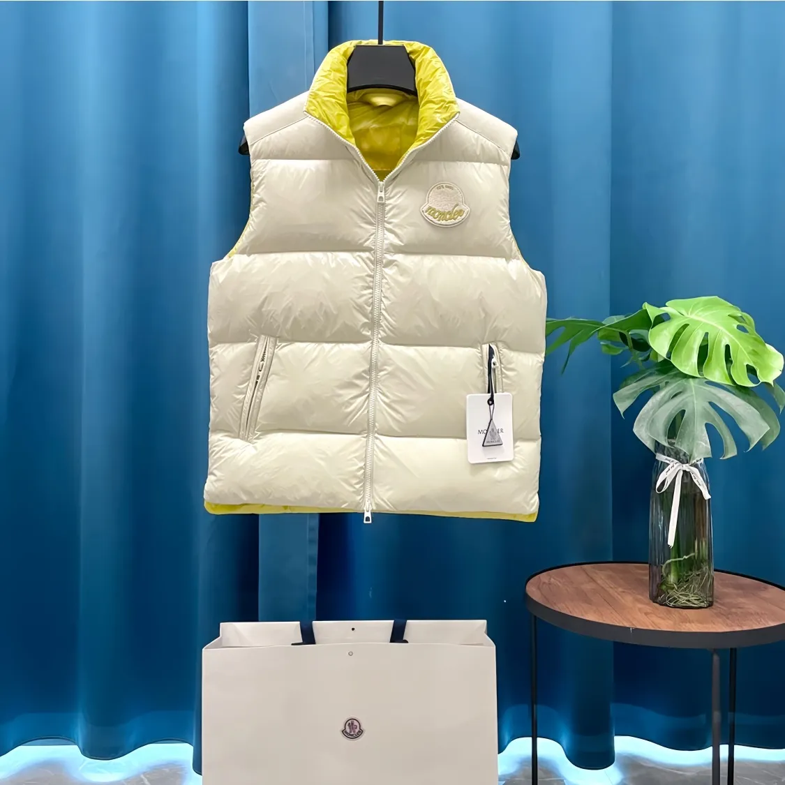 P700 Moncler➡️Moncler Feather Emperor 🦢 Down Stand Collar Down Vest Vest is now a hot sale at the counter! New winter down has been released 💥 New styles are popping up in an endless stream, down vest vest 1:1 original mold, 90 white goose down. The lining is thin, slim, comfortable and warm, simple and fashionable, super exquisite tailoring. The accessories and hardware are also meticulous. We just want to bring you good products. Same style for men and women. Sizes: 1 code, 2 codes, 3 codes, 4 codes, 5 codes.