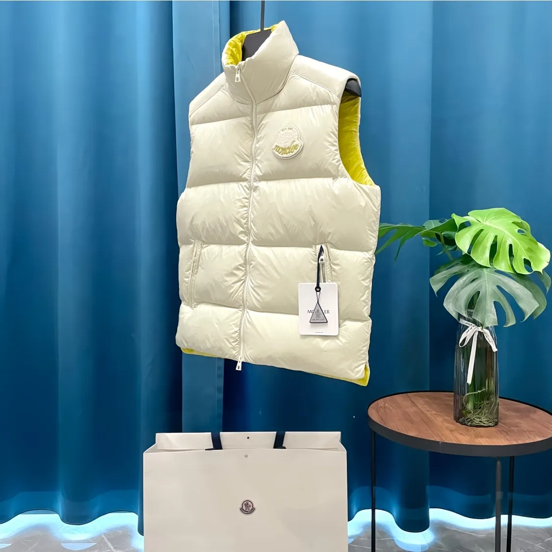 P700 Moncler➡️Moncler Feather Emperor 🦢 Down Stand Collar Down Vest Vest is now a hot sale at the counter! New winter down has been released 💥 New styles are popping up in an endless stream, down vest vest 1:1 original mold, 90 white goose down. The lining is thin, slim, comfortable and warm, simple and fashionable, super exquisite tailoring. The accessories and hardware are also meticulous. We just want to bring you good products. Same style for men and women. Sizes: 1 code, 2 codes, 3 codes, 4 codes, 5 codes.