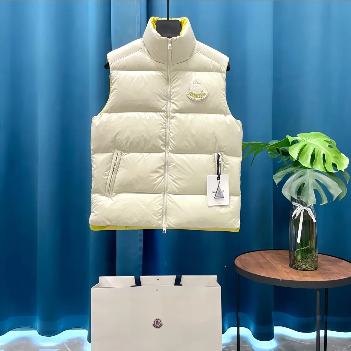 P700 Moncler➡️Moncler Feather Emperor 🦢 Down Stand Collar Down Vest Vest is now a hot sale at the counter! New winter down has been released 💥 New styles are popping up in an endless stream, down vest vest 1:1 original mold, 90 white goose down. The lining is thin, slim, comfortable and warm, simple and fashionable, super exquisite tailoring. The accessories and hardware are also meticulous. We just want to bring you good products. Same style for men and women. Sizes: 1 code, 2 codes, 3 codes, 4 codes, 5 codes.