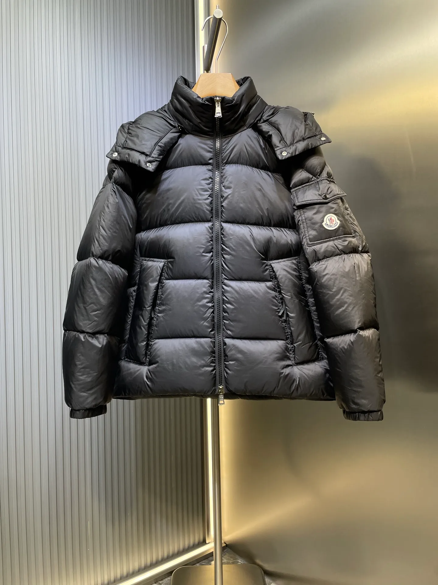 P1120 moncler 🌟 Down jacket Montbeliard down is made of iconic lon laqué fabric, showing a gorgeous luster effect. Equipped with a removable hood, it can easily adapt to changing weather. The sleeve pockets inspired by Moner Maya are embellished to highlight the essence of the brand. High quality version of ribbon Maya with NFC chip shipped with dust bag color: black size: 12345