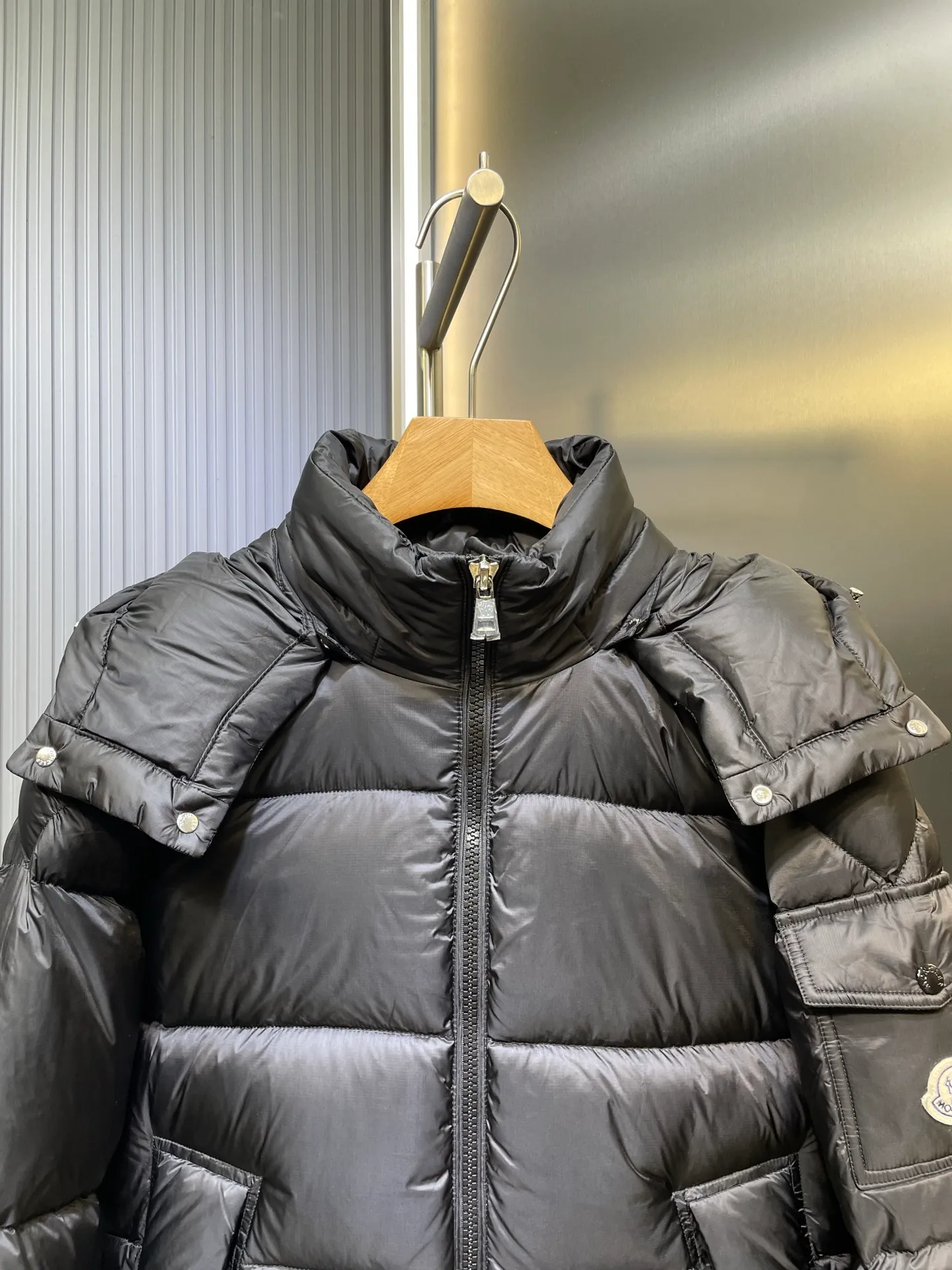 P1120 moncler 🌟 Down jacket Montbeliard down is made of iconic lon laqué fabric, showing a gorgeous luster effect. Equipped with a removable hood, it can easily adapt to changing weather. The sleeve pockets inspired by Moner Maya are embellished to highlight the essence of the brand. High quality version of ribbon Maya with NFC chip shipped with dust bag color: black size: 12345