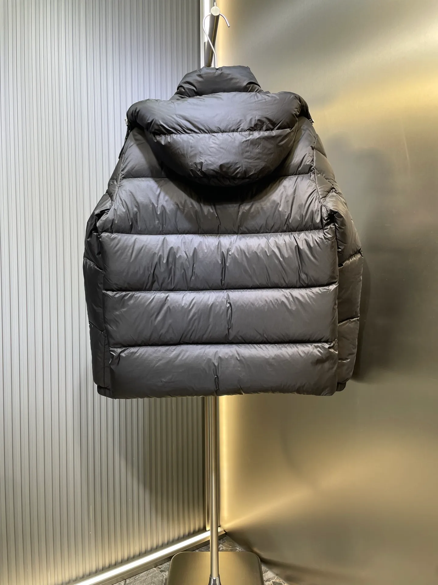 P1120 moncler 🌟 Down jacket Montbeliard down is made of iconic lon laqué fabric, showing a gorgeous luster effect. Equipped with a removable hood, it can easily adapt to changing weather. The sleeve pockets inspired by Moner Maya are embellished to highlight the essence of the brand. High quality version of ribbon Maya with NFC chip shipped with dust bag color: black size: 12345