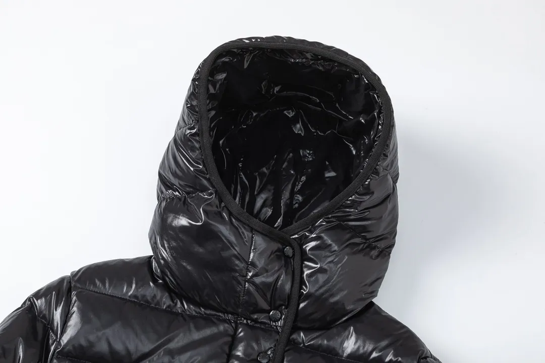 P860 (with dust bag) Moncler/Mask Hooded Waist Women's Short Down Jacket. The down jacket has both feminine temperament and practical functions, reinterpreting the aesthetic style of the 1970s for modern women. The barante down jacket is made from lustrous nylon and is inspired by the 1970s. It adopts a waist design and presents an A-line silhouette, highlighting a feminine style. An adjustable hood and signature logo patch add finishing touches. Details · Made of lon laqué fabric · lon laqué lining · Filled with down · Adjustable hood · Zipper and snap closure · Suit pocket · Adjustable cuffs Color: black/beige/pink size:0/1/2/3