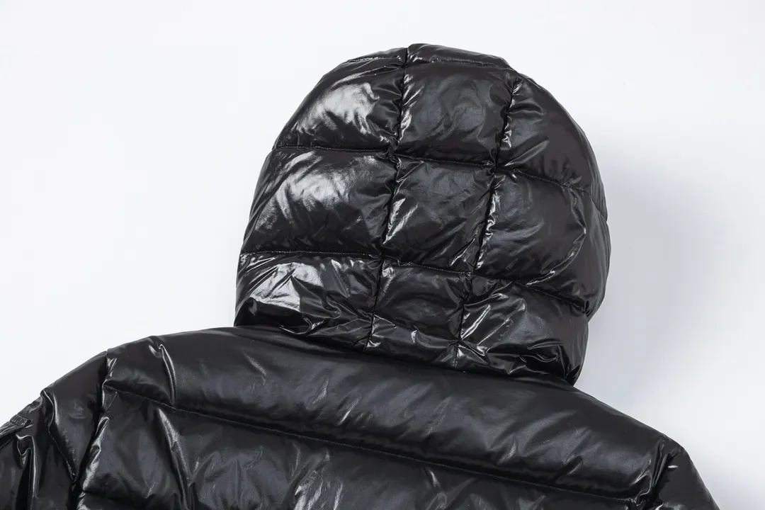 P860 (with dust bag) Moncler/Mask Hooded Waist Women's Short Down Jacket. The down jacket has both feminine temperament and practical functions, reinterpreting the aesthetic style of the 1970s for modern women. The barante down jacket is made from lustrous nylon and is inspired by the 1970s. It adopts a waist design and presents an A-line silhouette, highlighting a feminine style. An adjustable hood and signature logo patch add finishing touches. Details · Made of lon laqué fabric · lon laqué lining · Filled with down · Adjustable hood · Zipper and snap closure · Suit pocket · Adjustable cuffs Color: black/beige/pink size:0/1/2/3