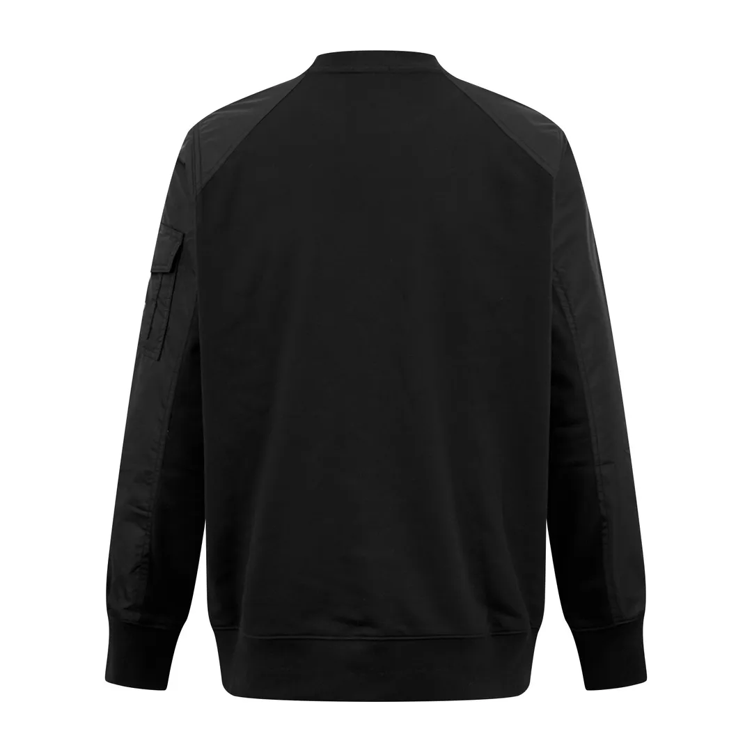 P380 Moncler logo patch pocket patchwork sweatshirt. Customized soft velvet cotton blend warm core material and tough nylon high-density woven material. Smooth and delicate, comfortable and close to the skin. It is based on a deep black curtain. The chest quietly draws a triangular world. The iconic Moncler logo embroidered logo decorates the sleeves. It is integrated with nylon fabric to embellish the square silhouette. Cross-disciplinary aesthetic grafting. Exquisite small pocket design reveals a flexible and relaxed beauty. Deconstruct the attitude of the modern gentleman and show his taste in silence. Process 1: Needle and shuttle stitching technology can make full use of the respective advantages of knitted fabrics and woven fabrics. By choosing the appropriate sewing process and stitches, the splicing parts can be ensured to be strong and beautiful. Process 2: Template machine bag opening. The preset template guides the position, shape and size of the bag opening. The accuracy ensures the quality of the bag opening effect. Process 3: The fabrics are washed and have a better hand texture. It is not easy to deform and shrink. Not easy to fade and maintain long-lasting beauty Accessories: Customized 1:1 Moncler embroidered logo Customized 1:1 Moncler zipper Customized 1:1 Moncler drawstring Customized 1:1 Moncler snap button Customized 1:1 Moncler trademark Version: Loose version Size: S M L XL
