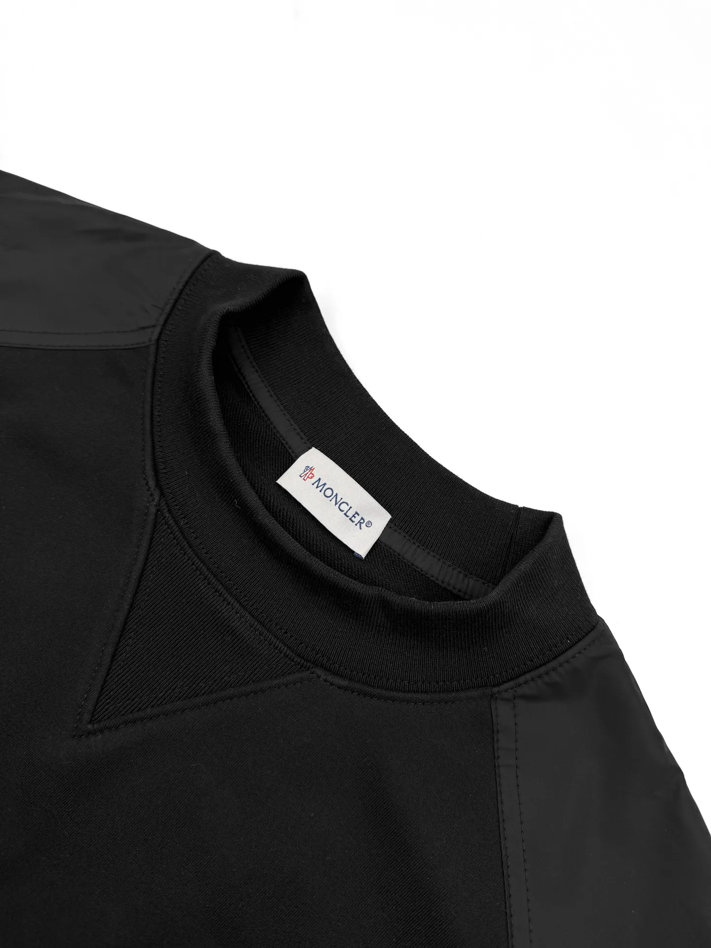 P380 Moncler logo patch pocket patchwork sweatshirt. Customized soft velvet cotton blend warm core material and tough nylon high-density woven material. Smooth and delicate, comfortable and close to the skin. It is based on a deep black curtain. The chest quietly draws a triangular world. The iconic Moncler logo embroidered logo decorates the sleeves. It is integrated with nylon fabric to embellish the square silhouette. Cross-disciplinary aesthetic grafting. Exquisite small pocket design reveals a flexible and relaxed beauty. Deconstruct the attitude of the modern gentleman and show his taste in silence. Process 1: Needle and shuttle stitching technology can make full use of the respective advantages of knitted fabrics and woven fabrics. By choosing the appropriate sewing process and stitches, the splicing parts can be ensured to be strong and beautiful. Process 2: Template machine bag opening. The preset template guides the position, shape and size of the bag opening. The accuracy ensures the quality of the bag opening effect. Process 3: The fabrics are washed and have a better hand texture. It is not easy to deform and shrink. Not easy to fade and maintain long-lasting beauty Accessories: Customized 1:1 Moncler embroidered logo Customized 1:1 Moncler zipper Customized 1:1 Moncler drawstring Customized 1:1 Moncler snap button Customized 1:1 Moncler trademark Version: Loose version Size: S M L XL